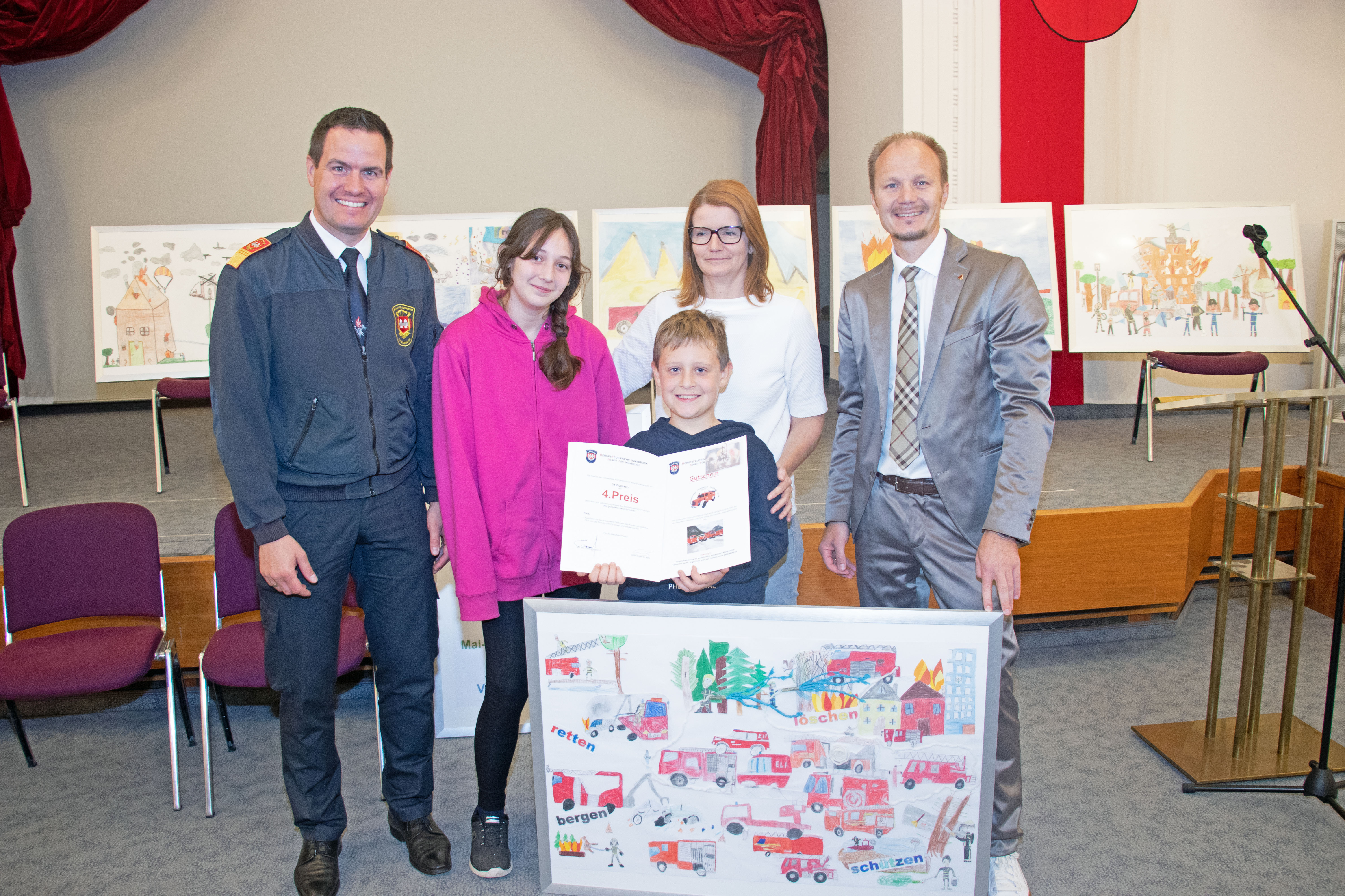Die Volksschule Arzl überzeugte mit einem großen Gemälde zur "Vielfalt der Feuerwehreinsätze". Der vierte Preis - eine spannende Rundfahrt im Feuerwehr-Oldtimer für die gesamte Klasse - ist ihr damit sicher.