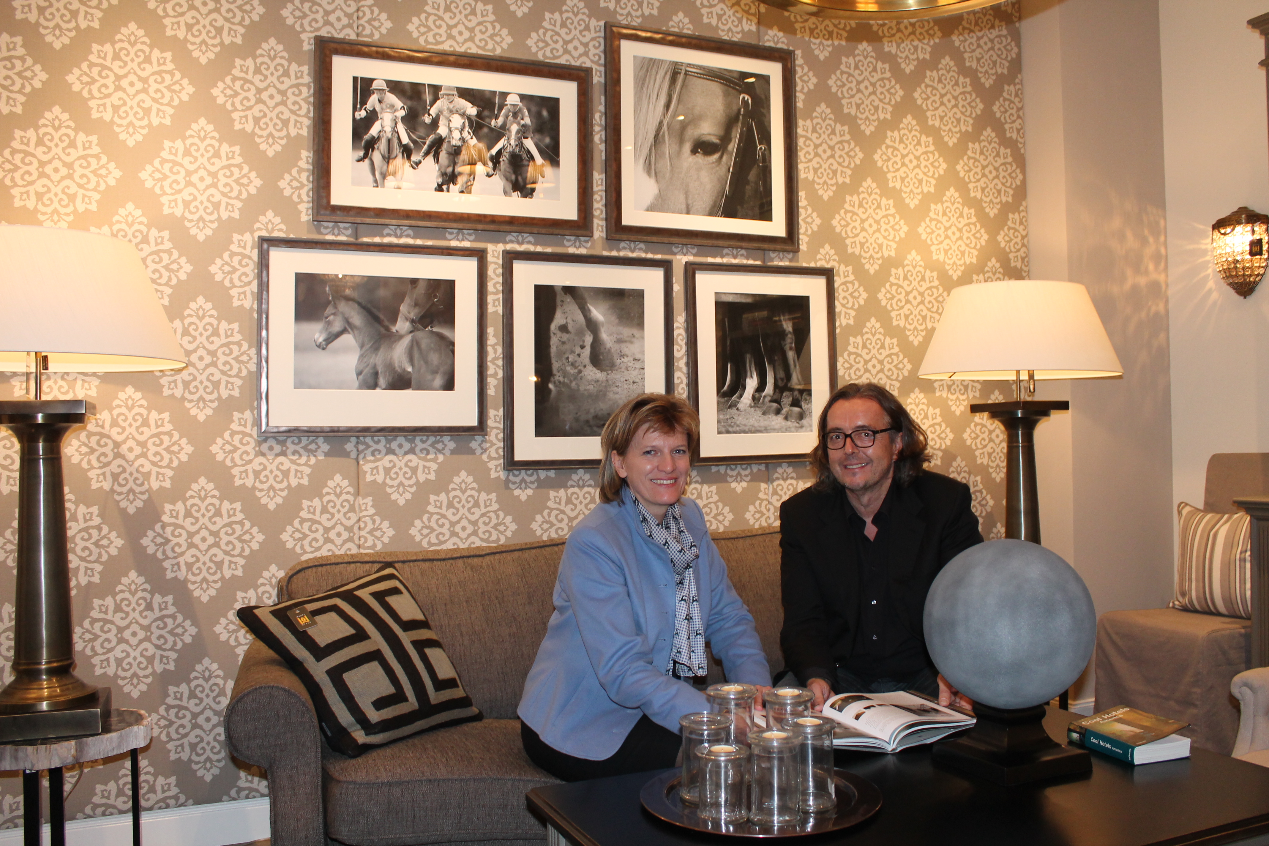 Als besonderen Gast empfing „Wastl Style“-Geschäftsführer Helmut Wastl Innsbrucks Bürgermeisterin Mag.a Christine Oppitz-Plörer in seinem „Hotel ohne Gäste“ im SOHO 2 am Grabenweg. Auf über 300 m2 zeigt der neue Showroom außergewöhnliche Einrichtungsideen zu einem fairen Preis. Die Hoteliers können die Atmosphäre ihrer zukünftigen Zimmer spüren, anstatt diese nur am Plan zu erahnen.