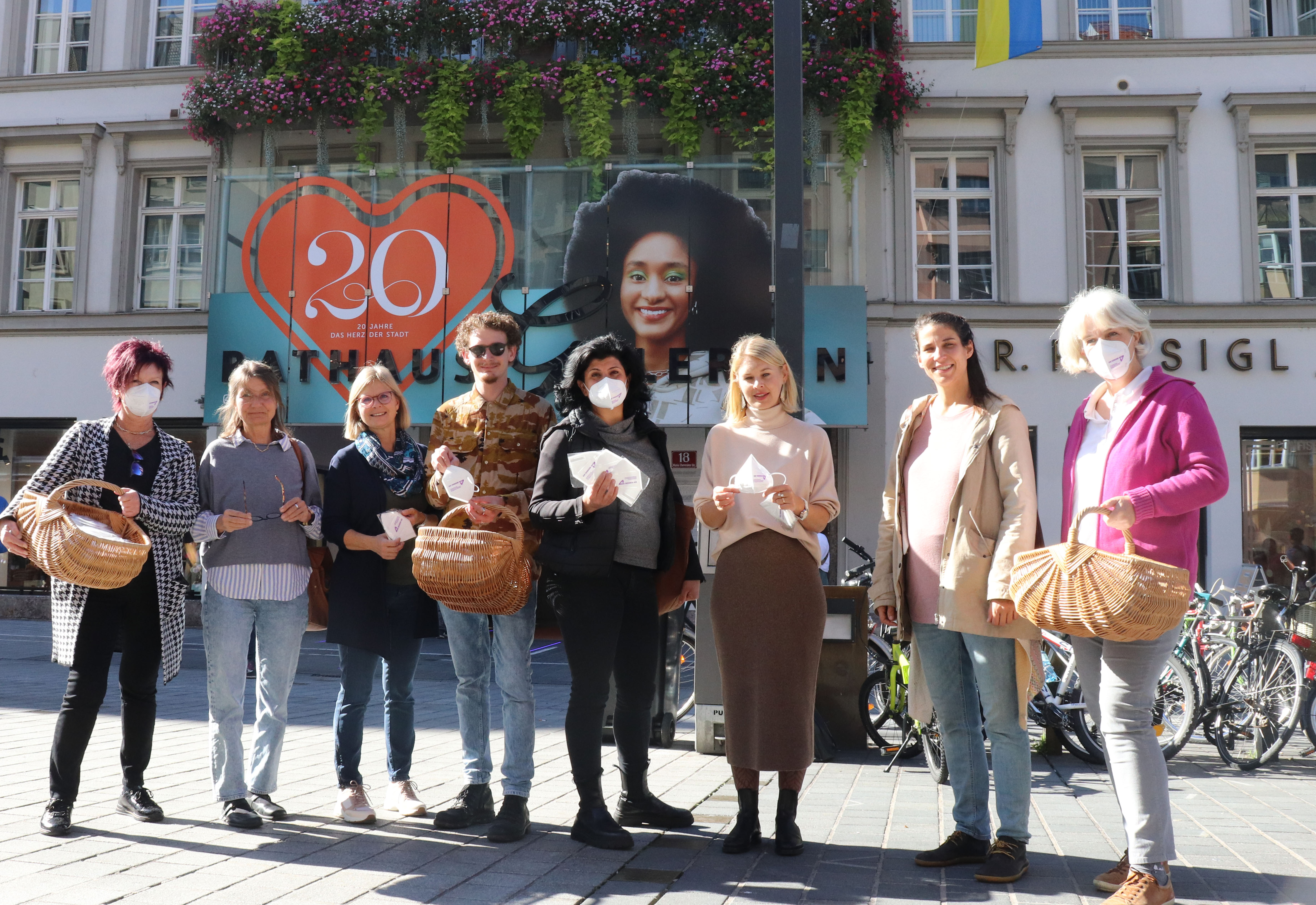 Die Aktion "Equal Pay Day" macht auf Einkommensunterschiede zwischen Frauen und Männern aufmerksam. Im Bild Frauenstadträtin Elisabeth Mayr (3. v.r.) mit Uschi Klee (1. v.l., Referatsleiterin Frauen und Generationen), städtischen MitarbeiterInnen und gemeinderätlichen Vertreterinnen.