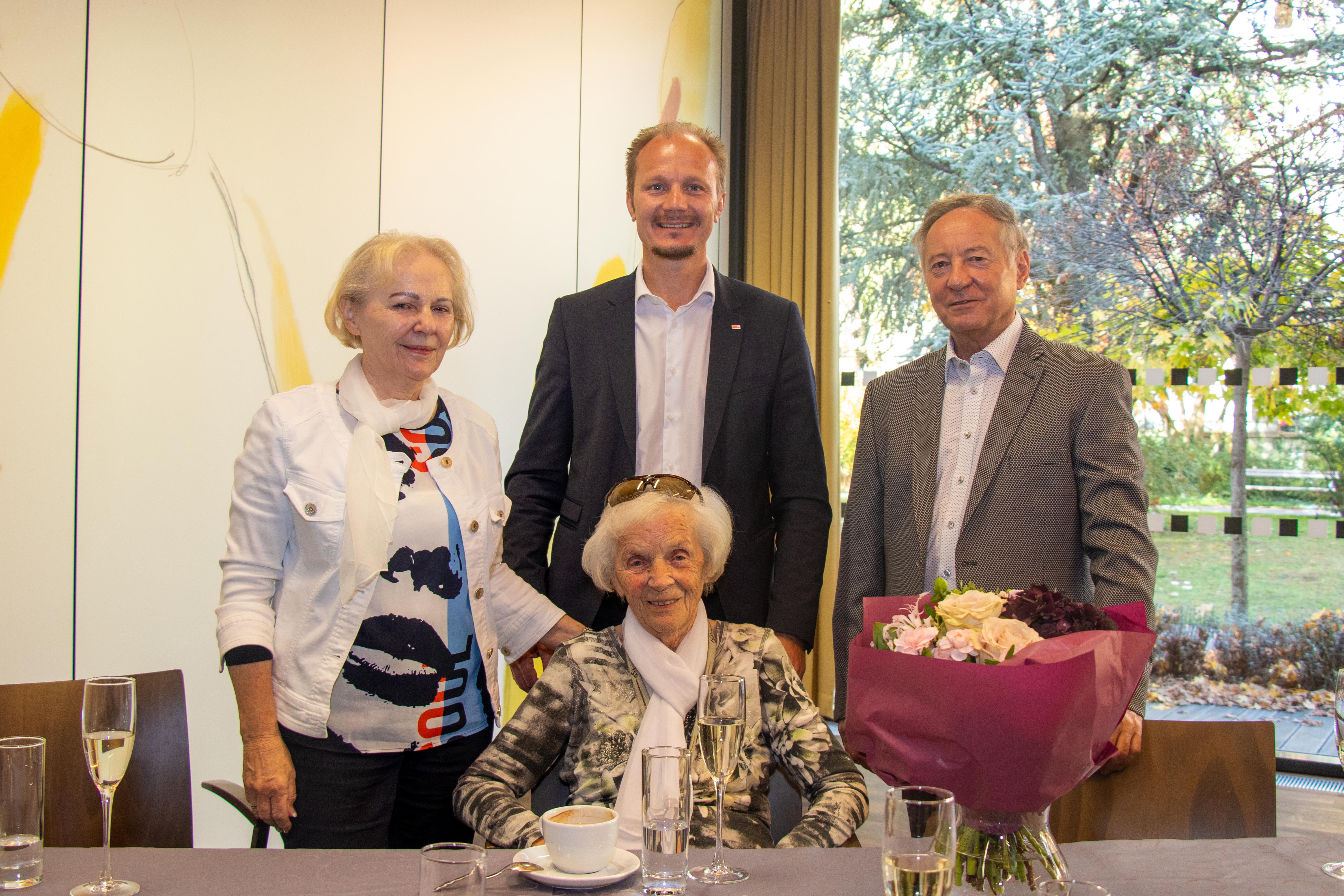 Im Kreise der Familie gratuliert Vizebürgermeister Johannes Anzengruber Josefine Psula zum 103. Geburtstag.