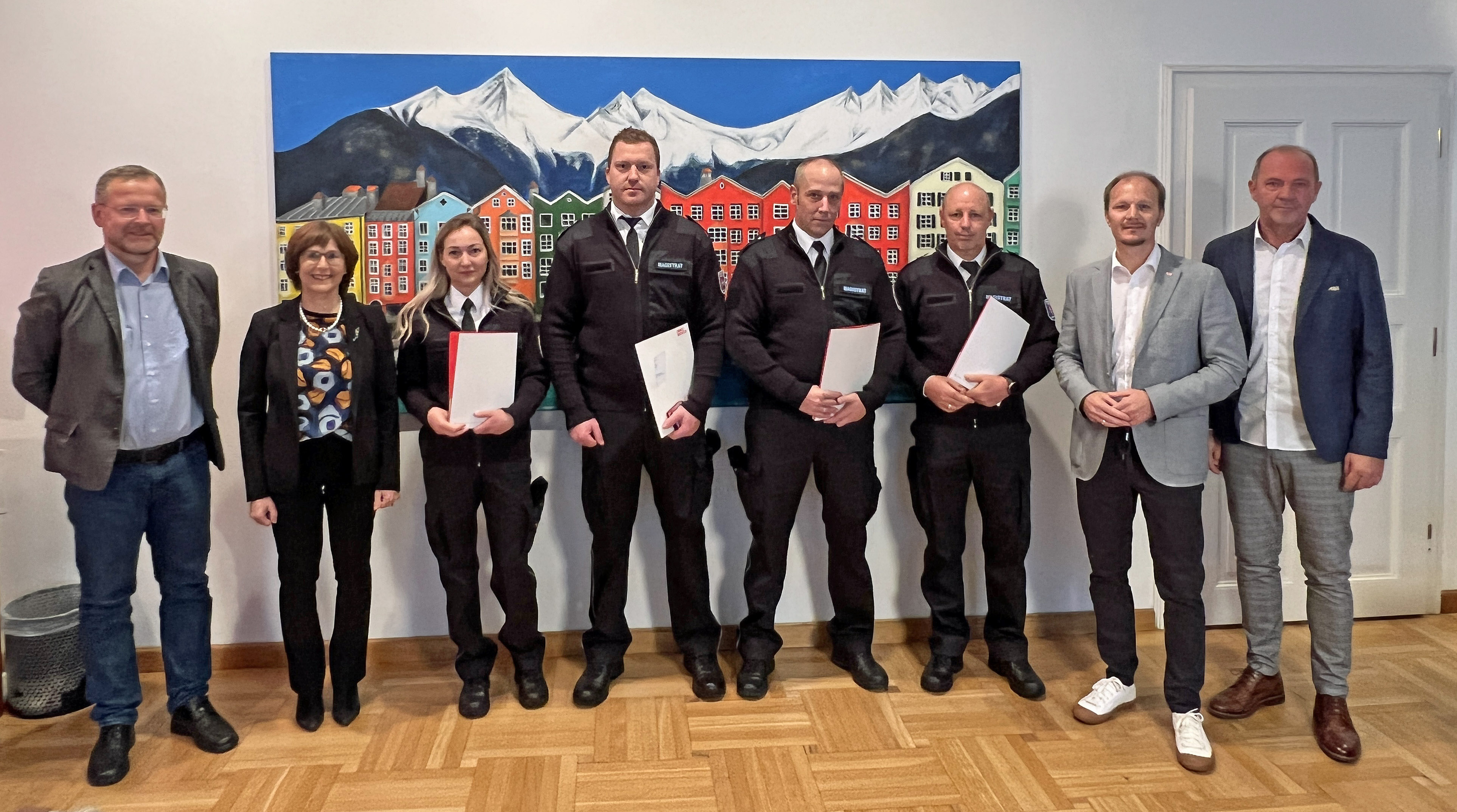 Klaus Feistmantl (Amt für allgemeine Sicherheit und Veranstaltungen) und Elisabeth Schnegg-Seeber (Abteilungsleiterin MA II) freuen sich über die Angelobung von vier neuen MÜG-MitarbeiterInnen mit Vizebürgermeister Johannes Anzengruber (2.v.r) und Referatsleiter Thomas Koland (Referat für Öffentliche Ordnung)