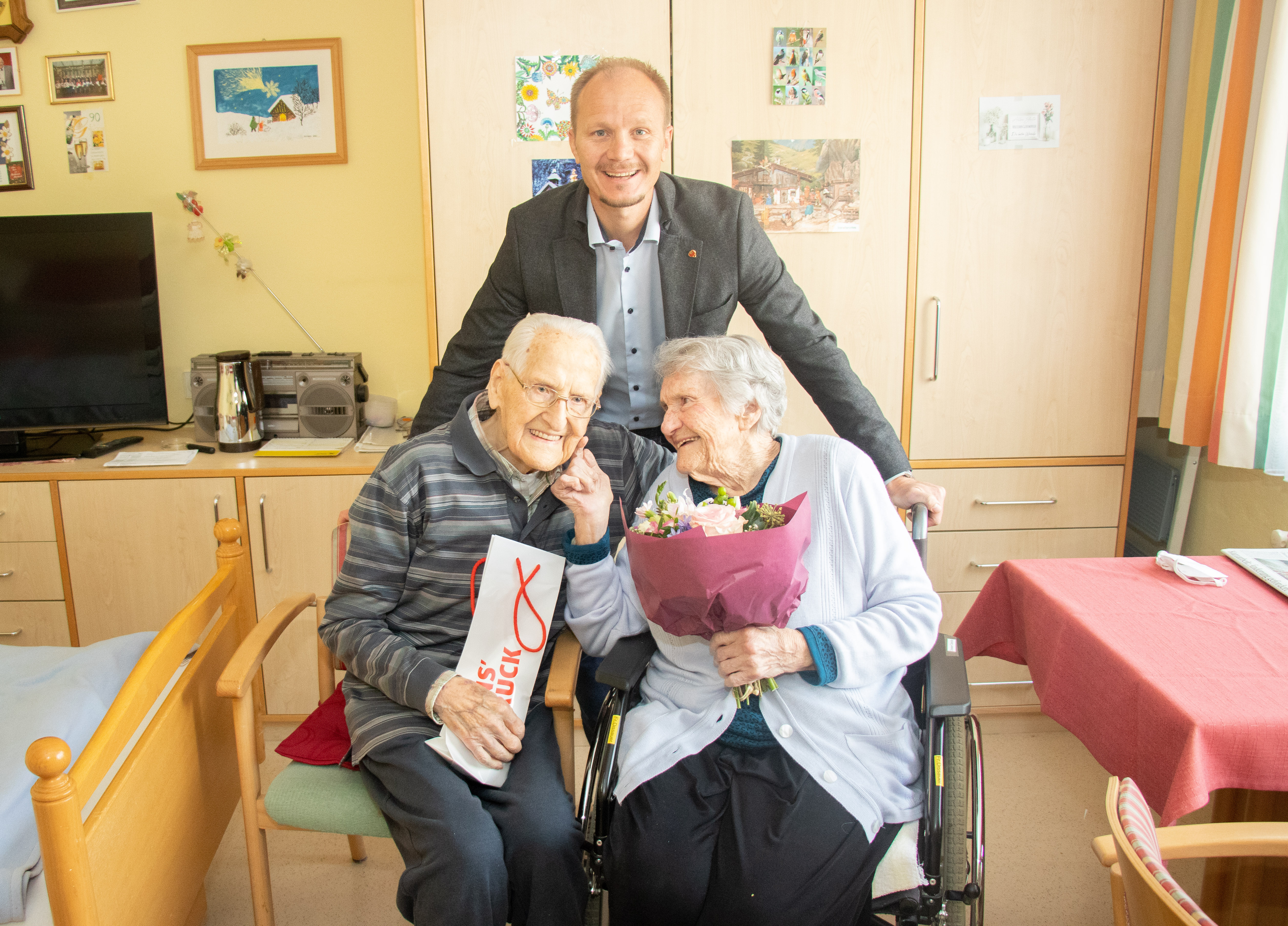 Das glückliche Ehepaar Ignaz und Charlotte Dissauer freut sich herzlich über den Besuch von Vizebürgermeister Johannes Anzengruber zum 70. Hochzeitstag.