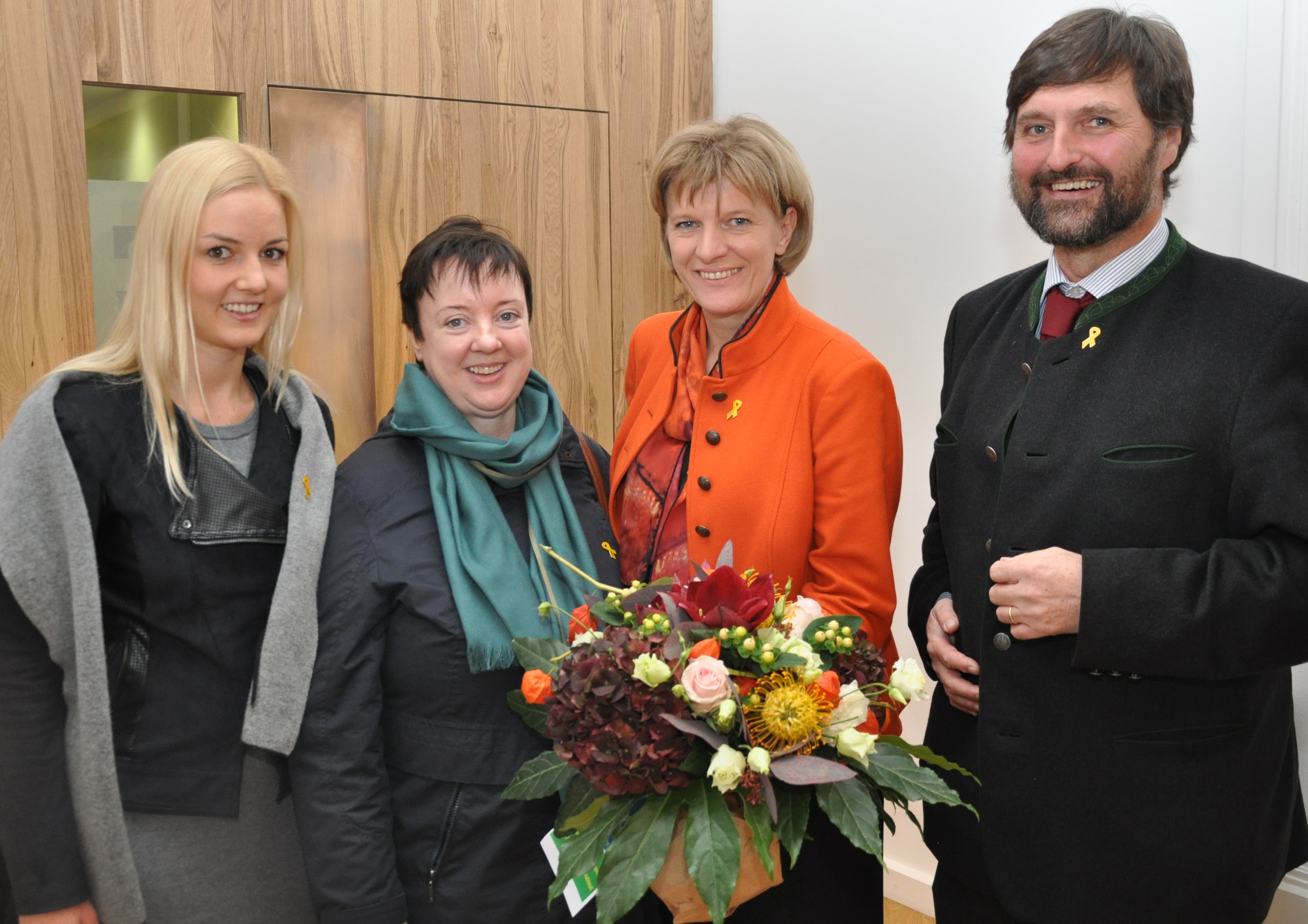 BU: Tragen stolz den „Golden Ribbon“: (v.l.) Christina Piegger (Rehamed-Tirol), Regina Kahlhammer (Selbsthilfegruppe CHAP), Bürgermeisterin Christine Oppitz-Plörer und Christoph Puelacher.
