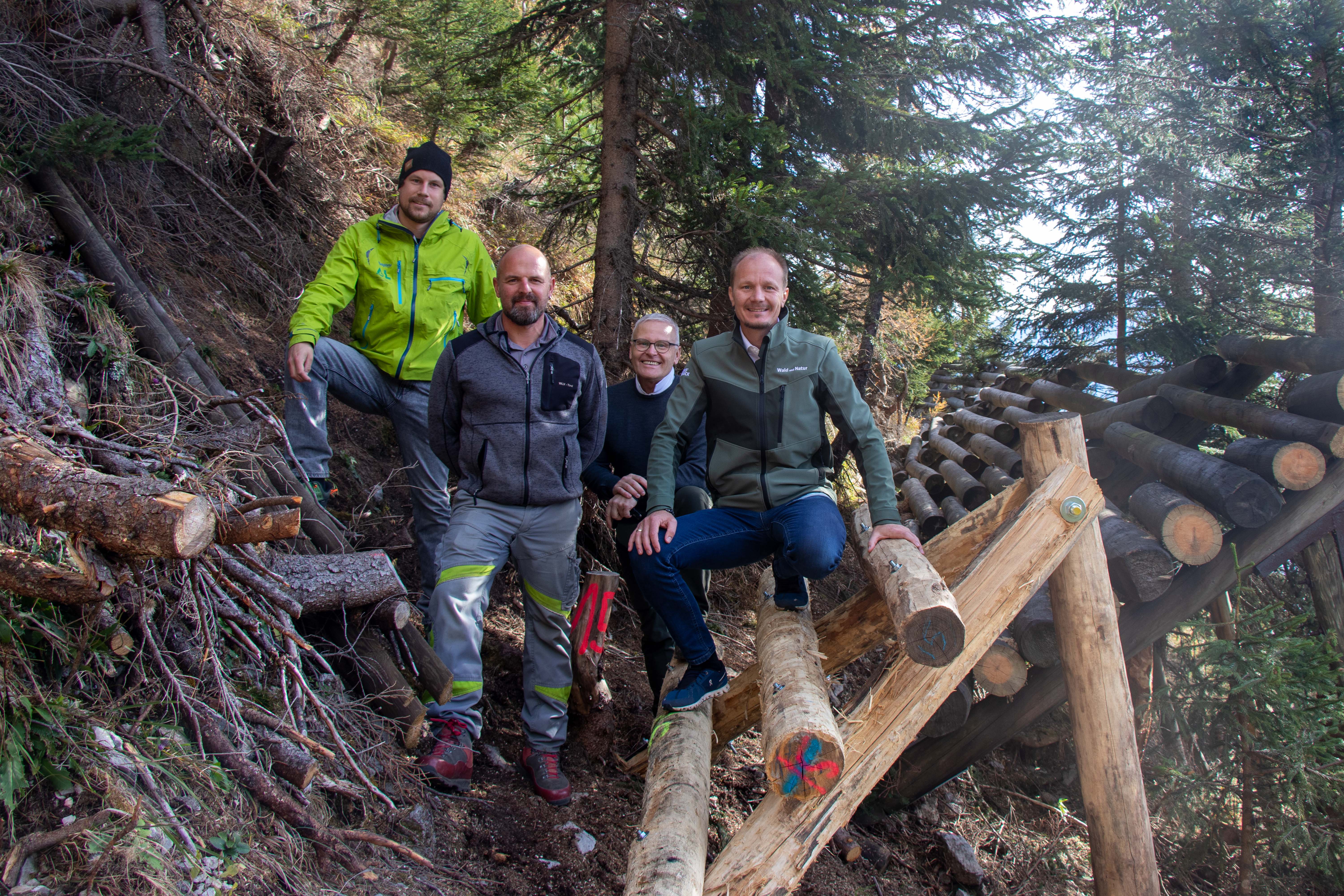 Patrick Steixner (l.) und Franz Kindl (2. v. l.) von der Wildbach- und Lawinenverbauung gaben Vizebürgermeister Johannes Anzengruber (r.) und dem Waldaufseher der Stadt Innsbruck, Wolfgang Huber (2. v. r.), einen Einblick in die fortschreitenden Arbeiten an den Lawinenverbauungen auf der Nordkette.
