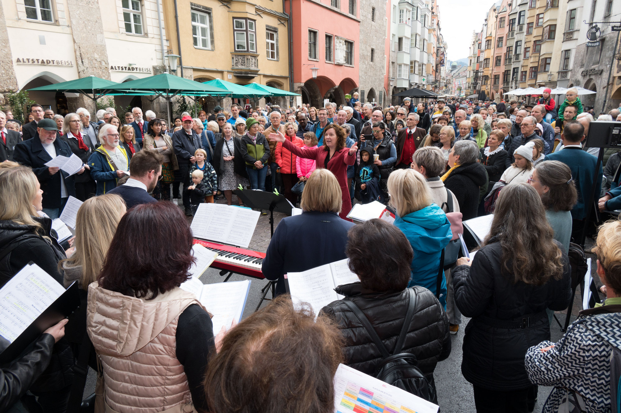 Musik verbindet: Mitsingen und sich gegenseitig Zuhören standen im Mittelpunkt von "Innsbruck singt 2022" mit dem Platzlsingen am 26. Oktober in der Innsbrucker Altstadt. Zu hören waren insgesamt 25 Jugendchöre, gemischte Chöre, Ensembles, Kinderchöre, Frauenchöre und Männerchöre in 75 Kurzkonzerten an sieben Orten. Neu waren heuer die Auftritte verschiedener Ensembles in der Kulturtram (IVB-Linie 3), die die Fahrt zu einer musikalischen Stadtrundfahrt machten.