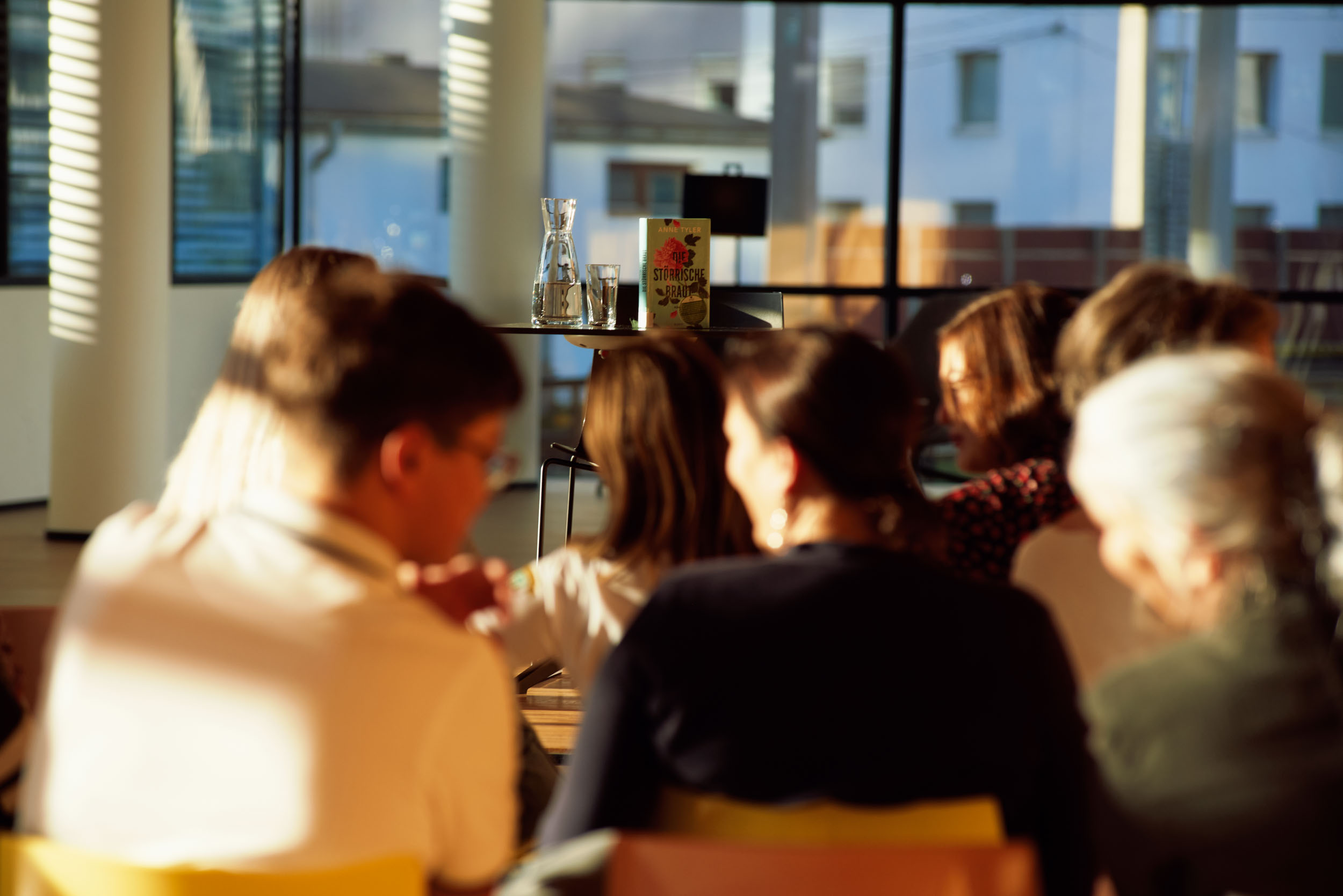 In der Stadtbibliothek stehen im November und Dezember literarisch-musikalische Lesungen, Diskussionen und Figurentheater für Kinder am Programm.