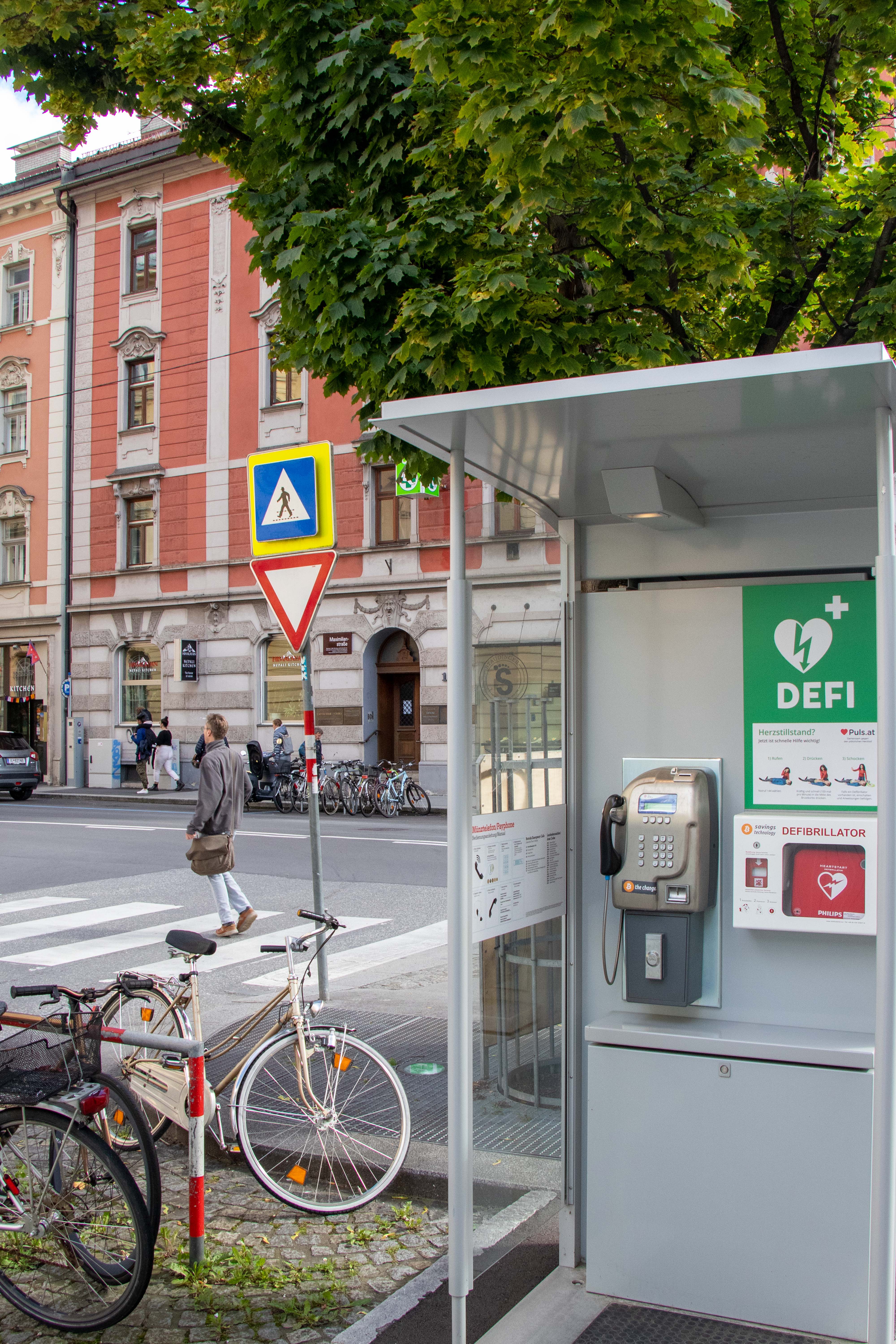 Zahlreiche Defis, wie hier in einer Telefonzelle, stehen im öffentlichen Raum für den Notfall bereit.