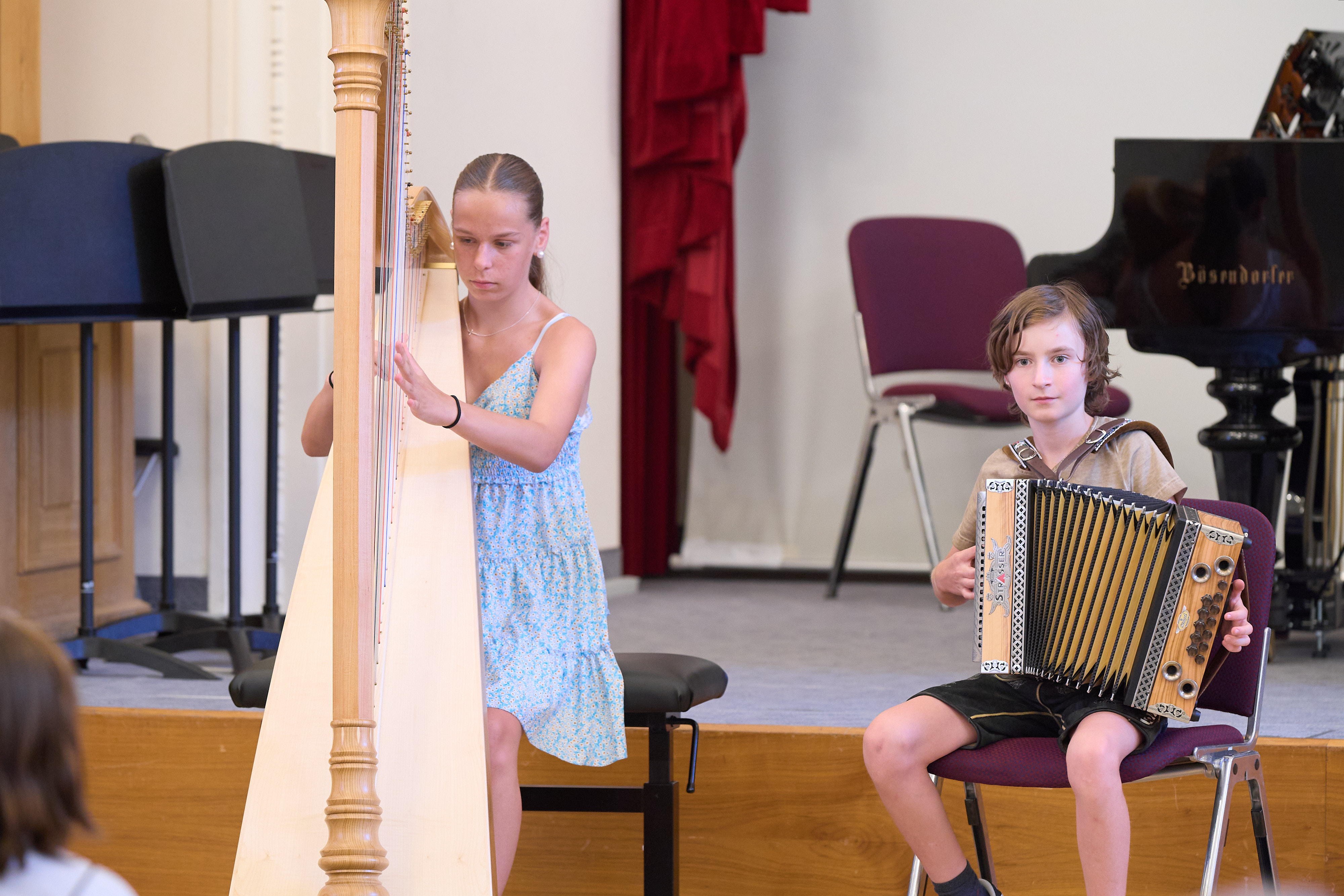 Musikschülerinnen und Musikschüler geben in den Musizierstunden regelmäßig ihr Können zum Besten.