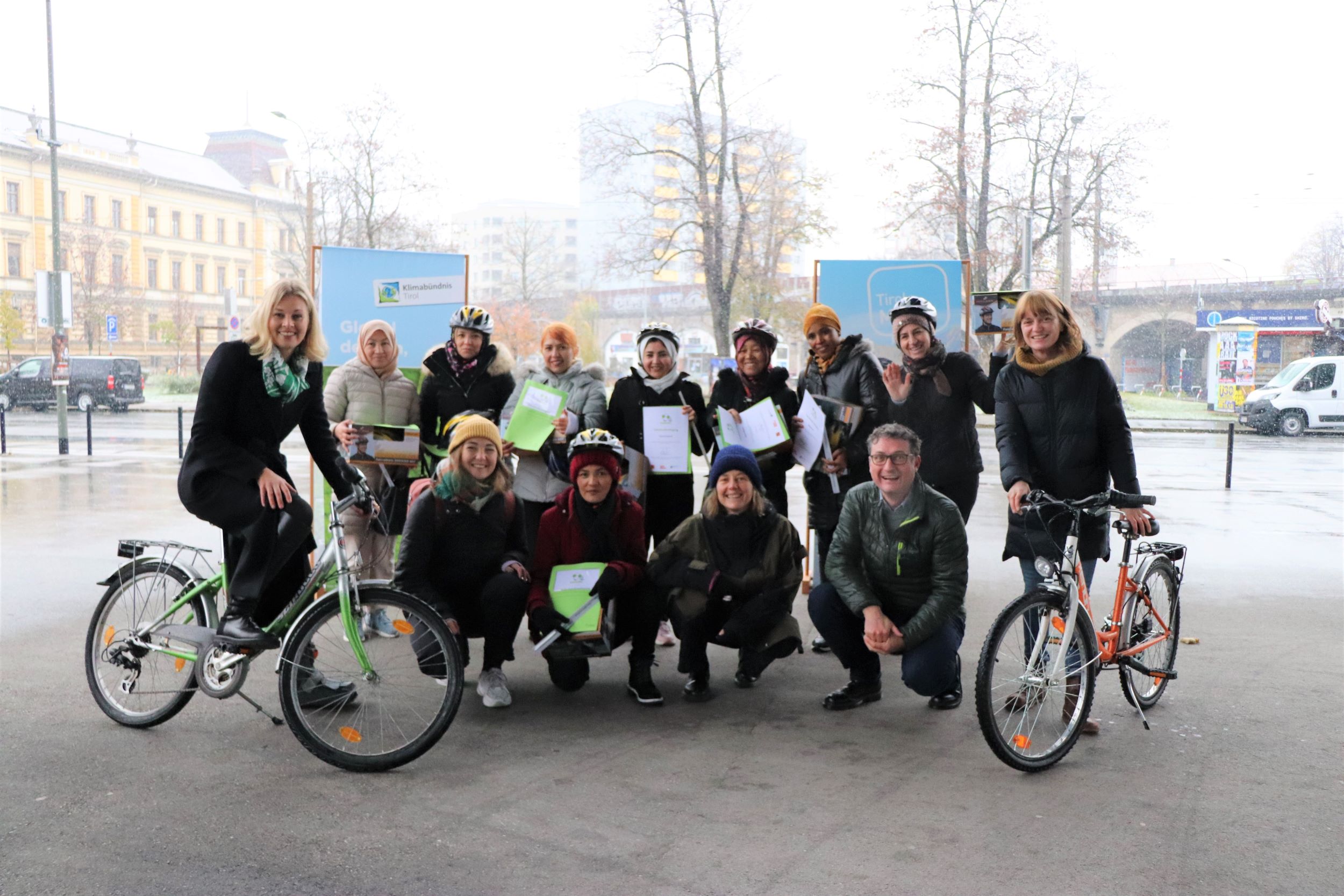 Der erste Frauenfahrradkurs endete mit der Übergabe von Urkunden und Fahrradhelmen: Stadträtin Elisabeth Mayr (1.v.l.), Sarah-Lena Obholzer (Fuß- und Radkoordination, Stadt Innsbruck; knienend 1.v.l.), Andrä Stigger (Geschäftsführer Klimabündnis Tirol; knieend 1.v.r.) und Teresa Kallsperger (Mobilitätsplanung des Landes Tirol; ganz rechts) mit den Teilnehmerinnen und Trainerinnen.