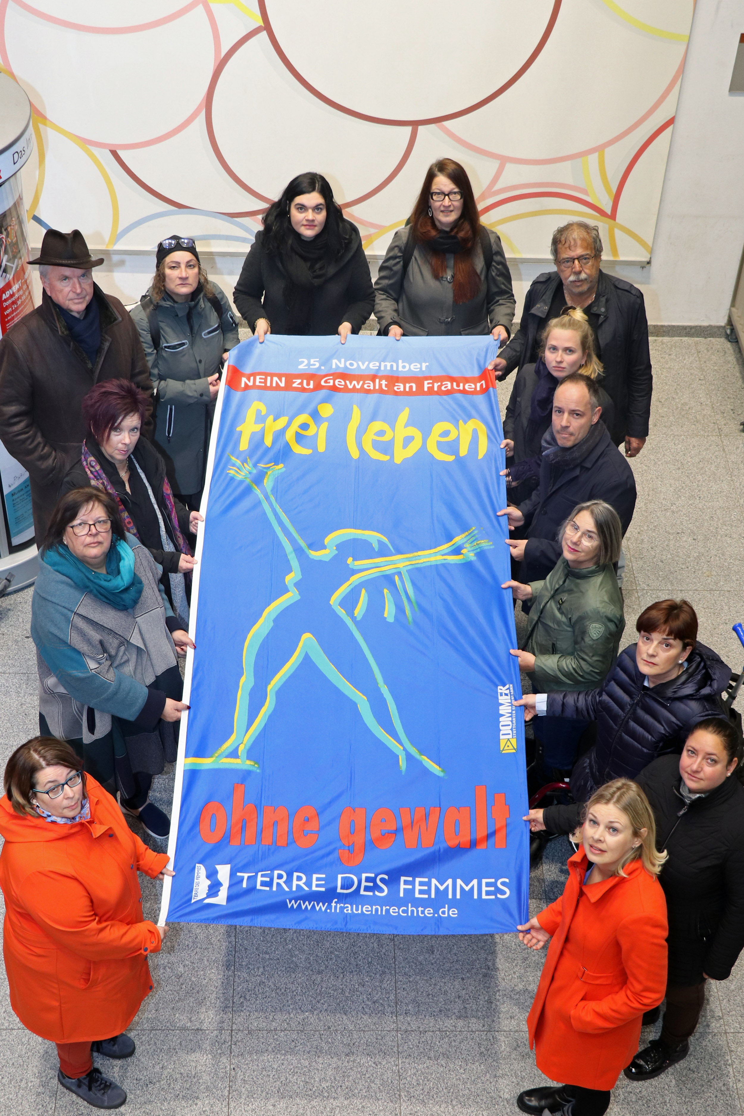 Innsbruck zeigt Flagge: Stadträtin Elisabeth Mayr (vorne rechts) und Uschi Klee (Referat Frauen und Generationen, 3.v.l. vorne) mit VertreterInnen des Gemeinderats und mehrerer Vereine.