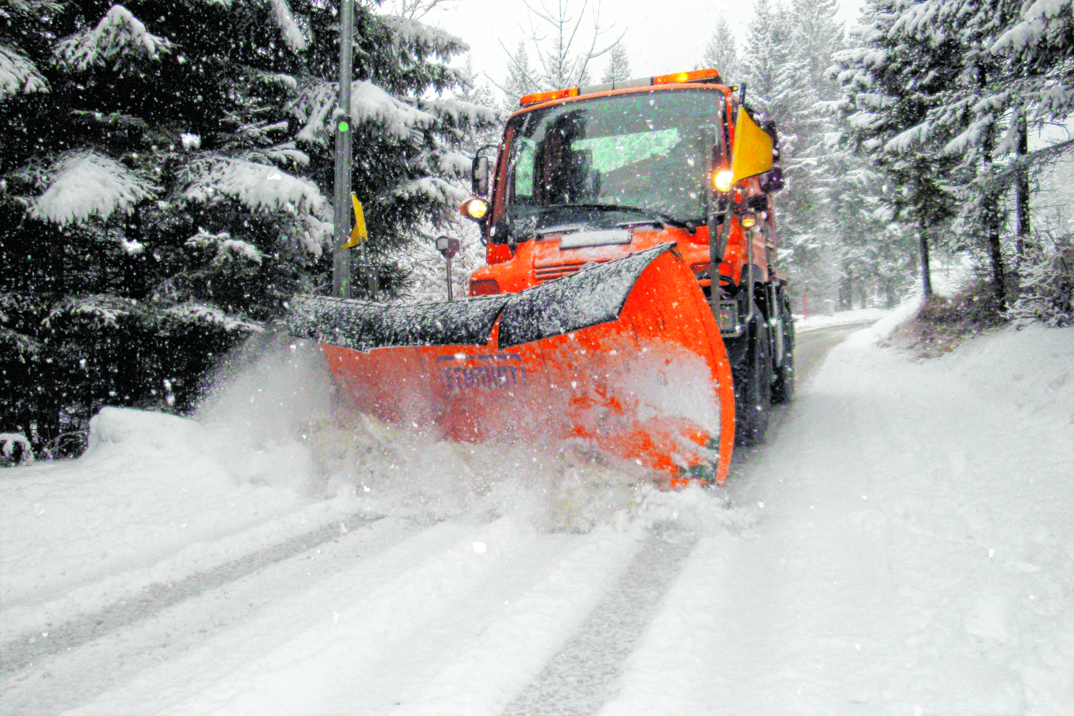 Der städtische Winterdienst bemüht sich Innsbrucks Straßen sicher und befahrbar zu machen.