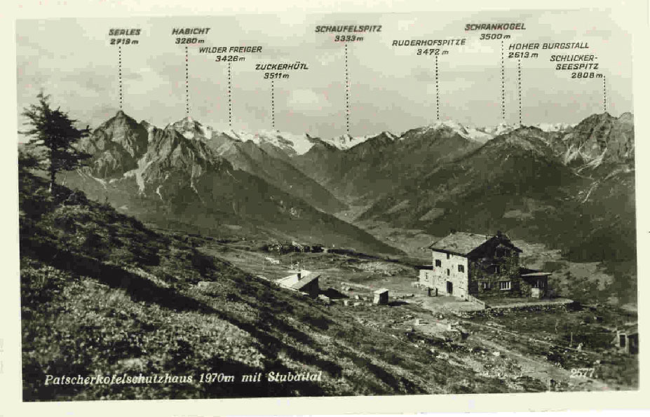 Das Patscherkofelschutzhaus mit umliegender Berglandschaft.