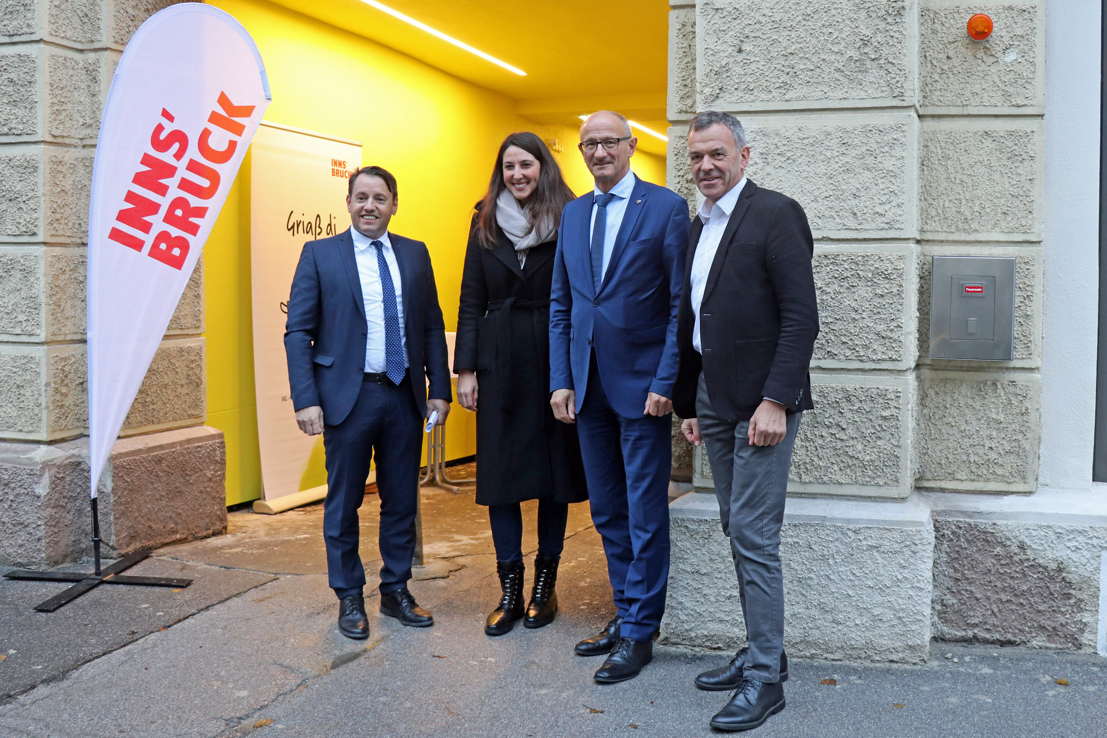 Bei der feierlichen Schlüsselübergabe des Euregio-Campus in Dreiheiligen: v. l.: IIG-Geschäftsführer Franz Danler, Vizepräsidentin des Tiroler Landtages, Sophia Kircher, Landeshauptmann Anton Mattle und Bürgermeister Georg Willi.