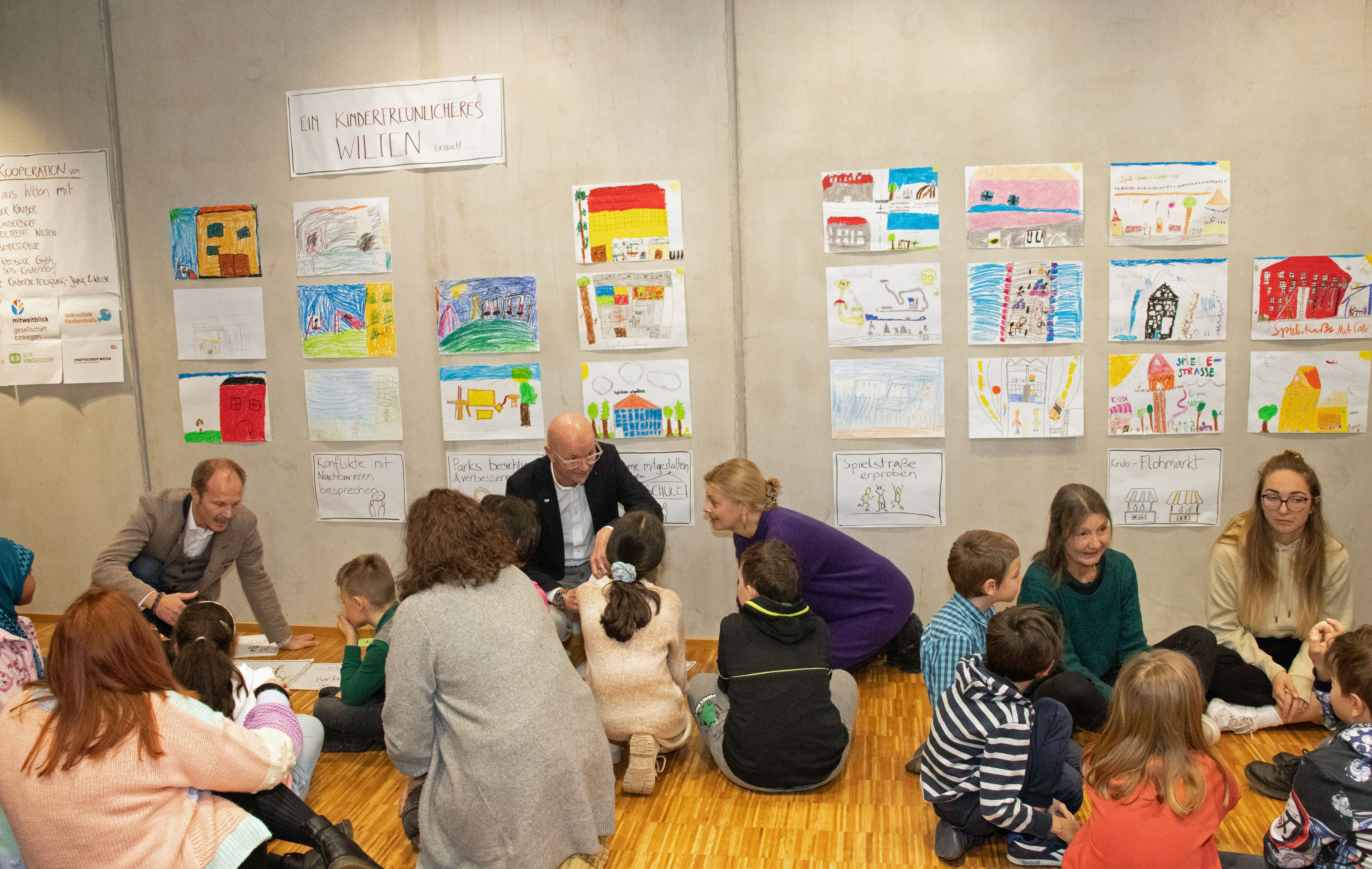 Vizebürgermeister Johannes Anzengruber (l.), Werner Leithmayer (Amtsvorstand für Schule und Bildung), Stadträtin Elisabeth Mayr und Stadträtin Uschi Schwarzl hören die Anliegen der Kinder.