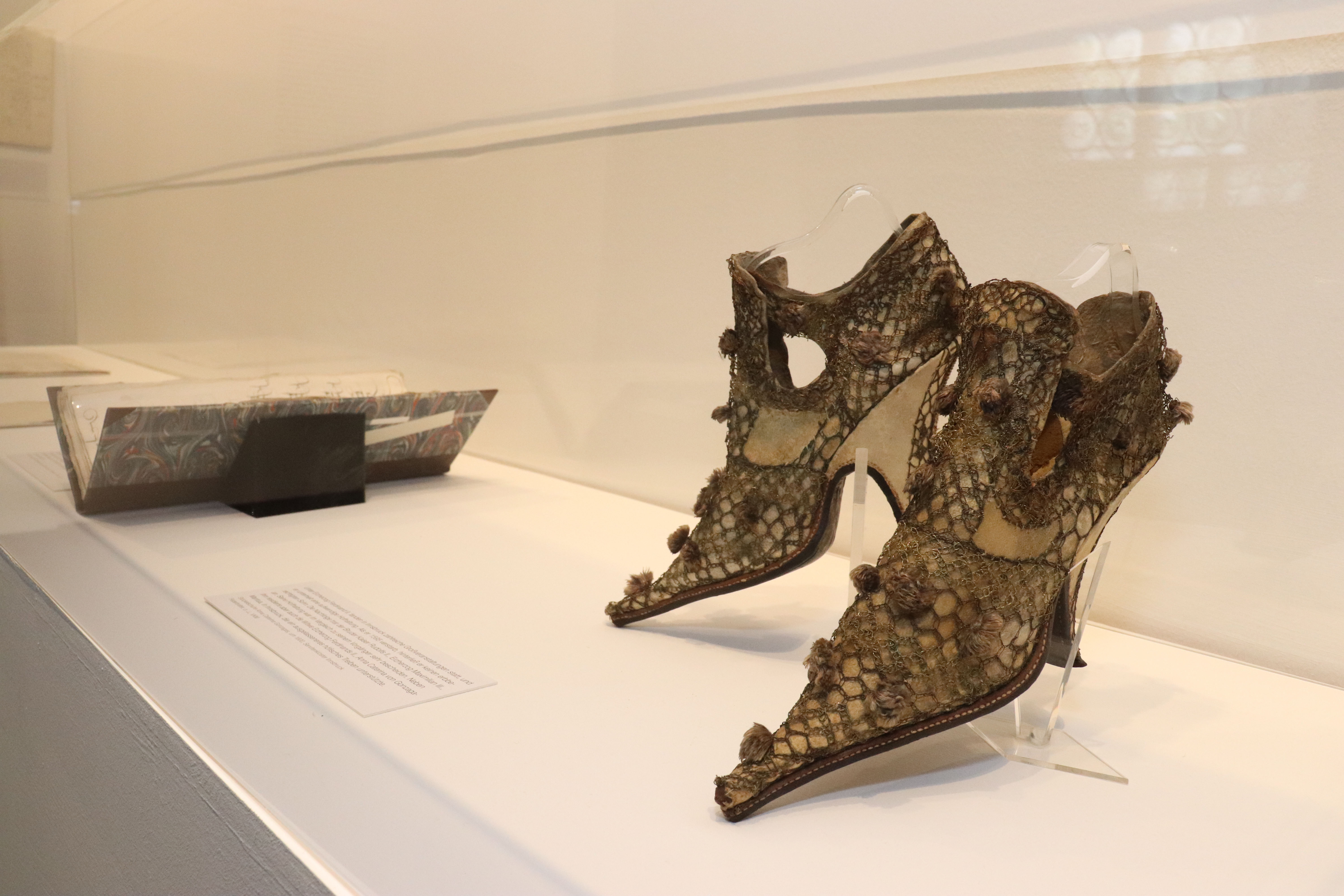 Zu sehen sind unter anderem historische Zeugnisse des höfischen Lebens um 1600 wie diese Stöckelschuhe von Anna Caterina von Gonzaga-Mantua.