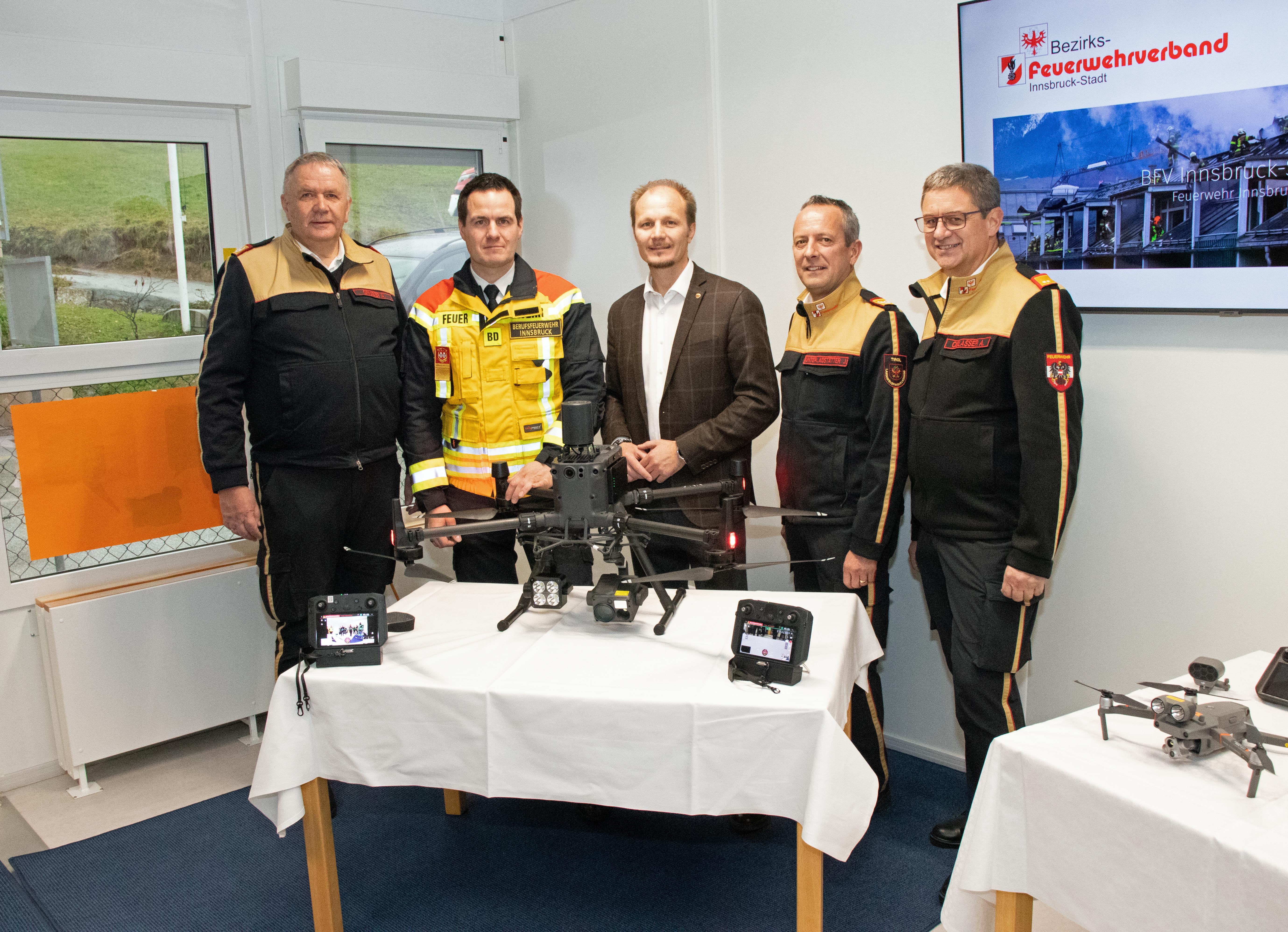 Landesfeuerwehrinspektor Alfons Gruber (l.), Branddirektor Helmut Hager, Vizebürgermeister Johannes Anzengruber, Landesfeuerwehrkommandant Jakob Unterladstätter und Drohnenexperte Andreas Oblasser mit einer der neuen Drohnen für die Feuerwehr.