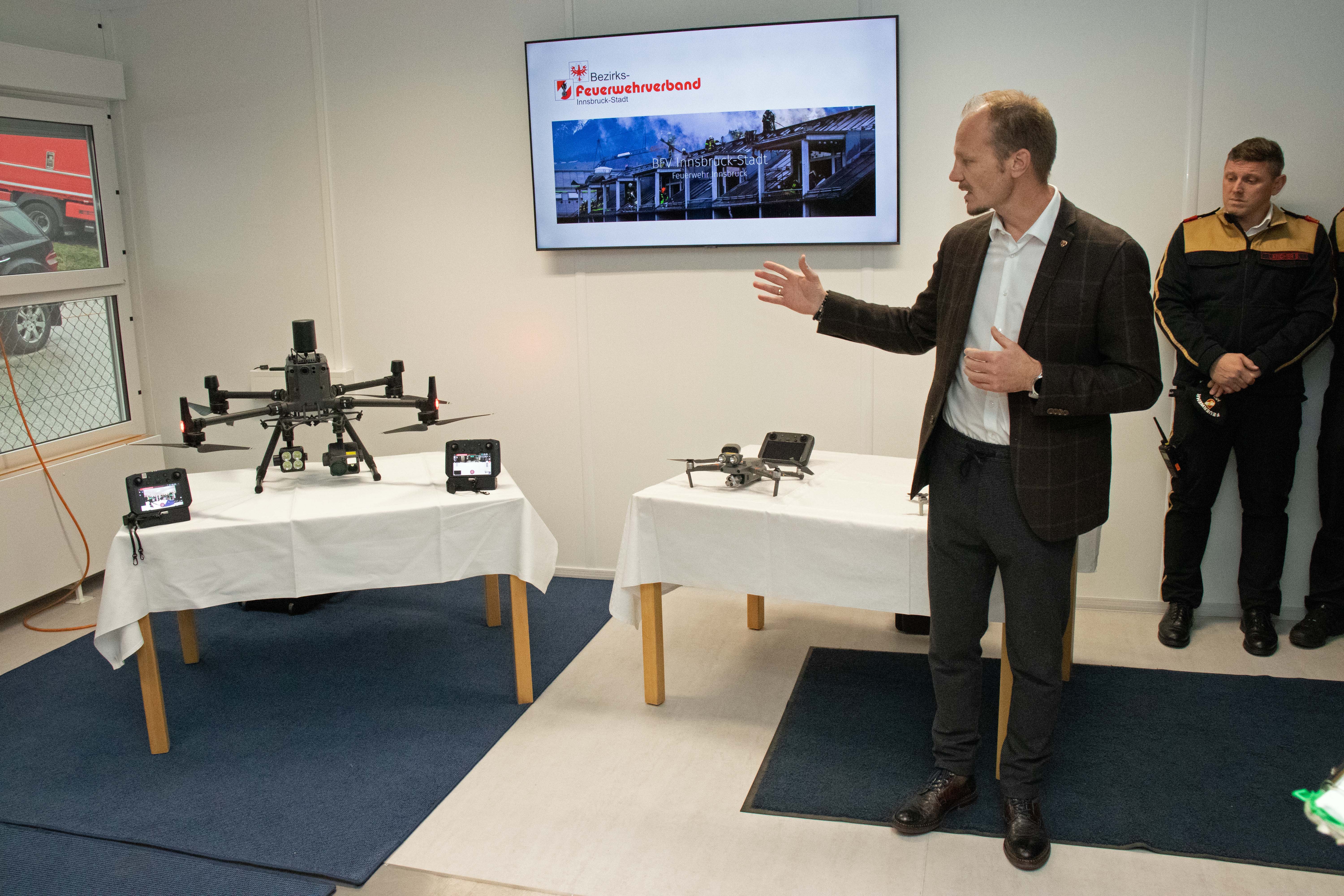 Vizebürgermeister Johannes Anzengruber präsentiert die neuen Drohnen der Feuerwehr.