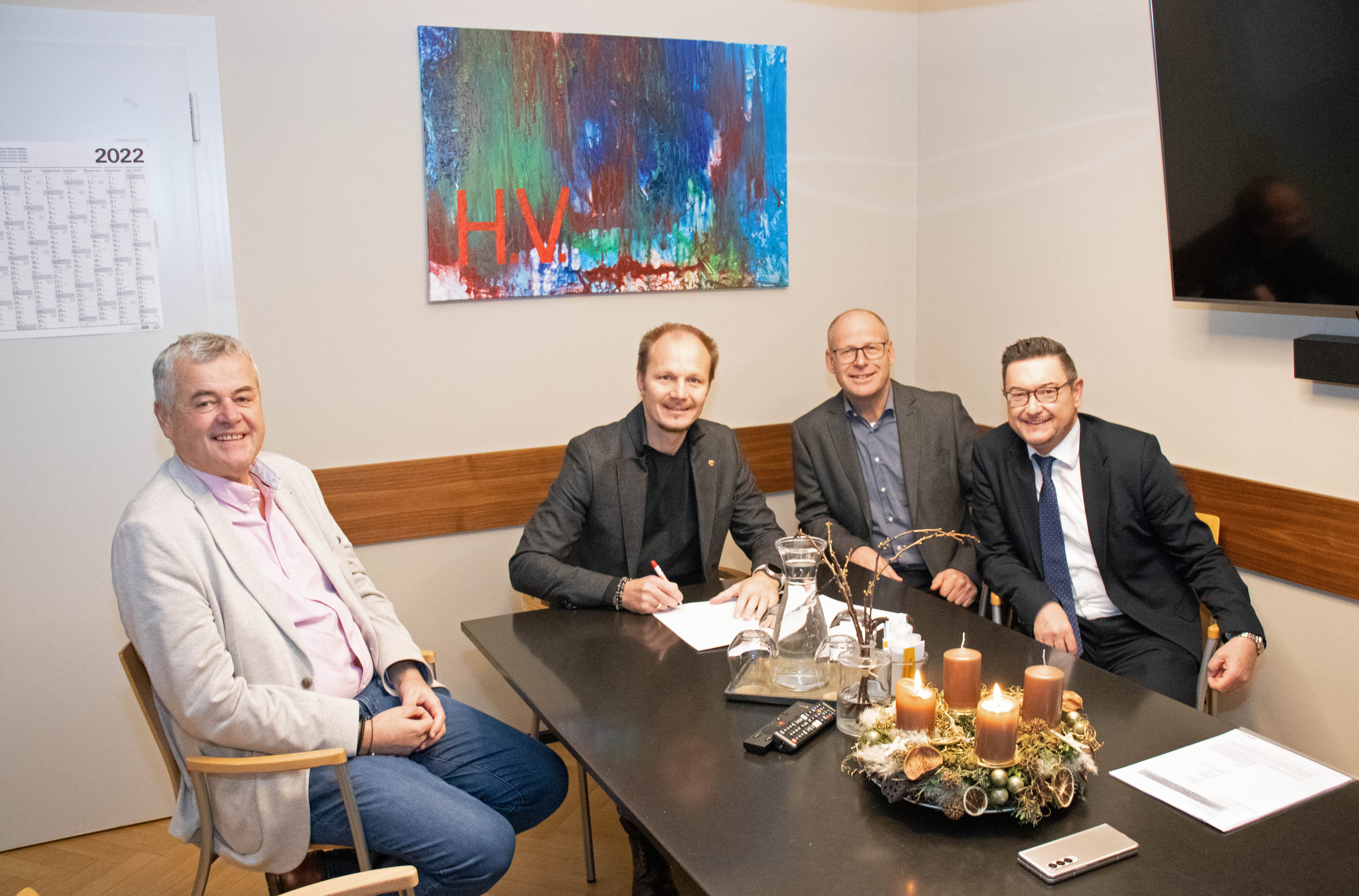 Vizebürgermeister Johannes Anzengruber (2.v.l.), Hubert Innerebner (ISD, l.), Arnold Schett (Heim St. Vinzenz, 2.v.r.) und Markus Warger (Amt für Soziales) bei der Vertragsunterzeichnung.