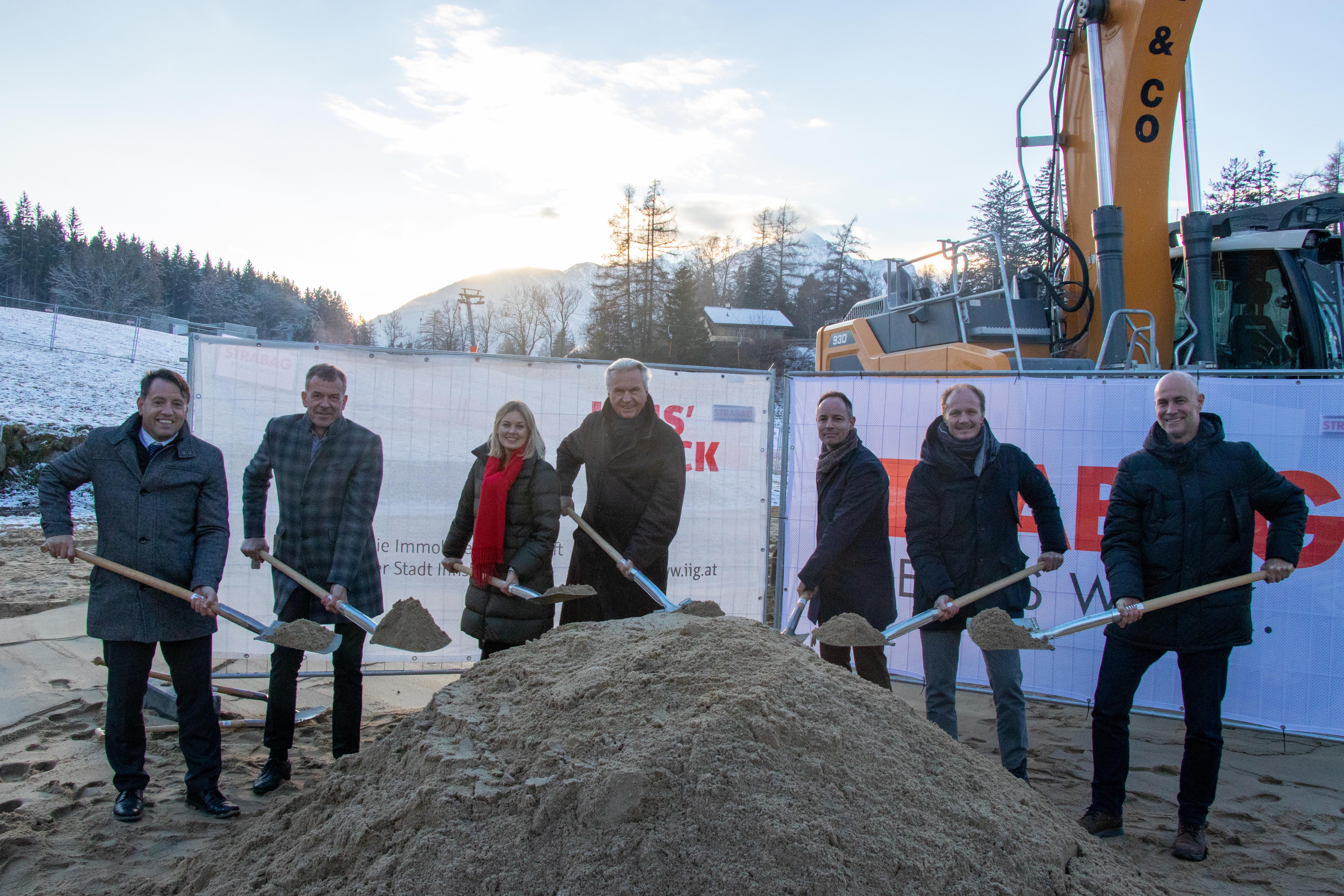 Freuten sich, dass die Bauarbeiten für die zukünftige Sportanlage Zimmerwiese in Igls starten: (v. l. n. r.:) IIG-Geschäftsführer Franz Danler, Bürgermeister Georg Willi, Sportstadträtin Elisabeth Mayr, Stadtrat Rudolf Federspiel, Vizebürgermeister Markus Lassenberger, Vizebürgermeister Johannes Anzengruber und Sportamtsleiter Romuald Niescher.
