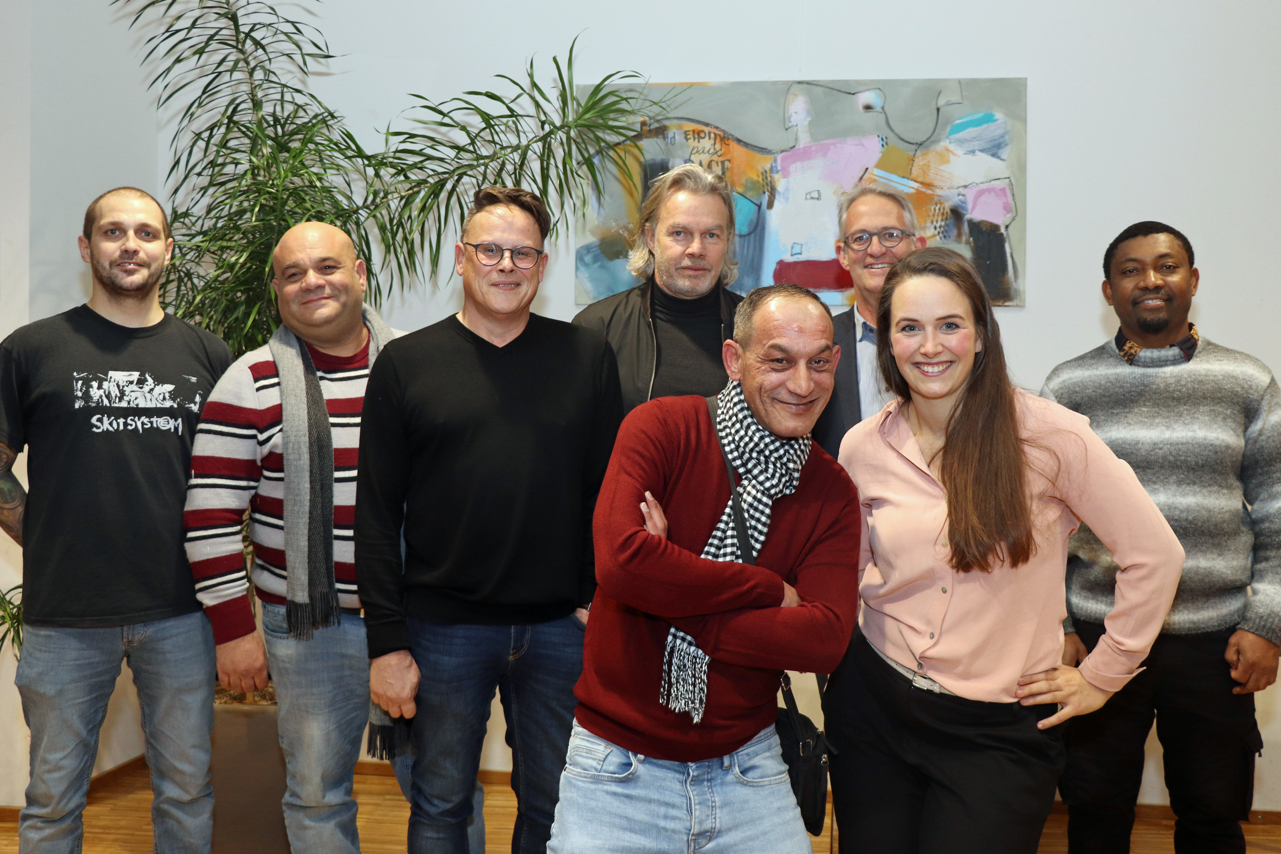 "20er"-Verkäufer mit Chefredakteurin Rebecca Sandbichler und den "20er"-Gründungsmitgliedern Uwe Steger (3.v.l.), Thomas Pupp (3.v.r.)und Georg Willeit (2.v.r).