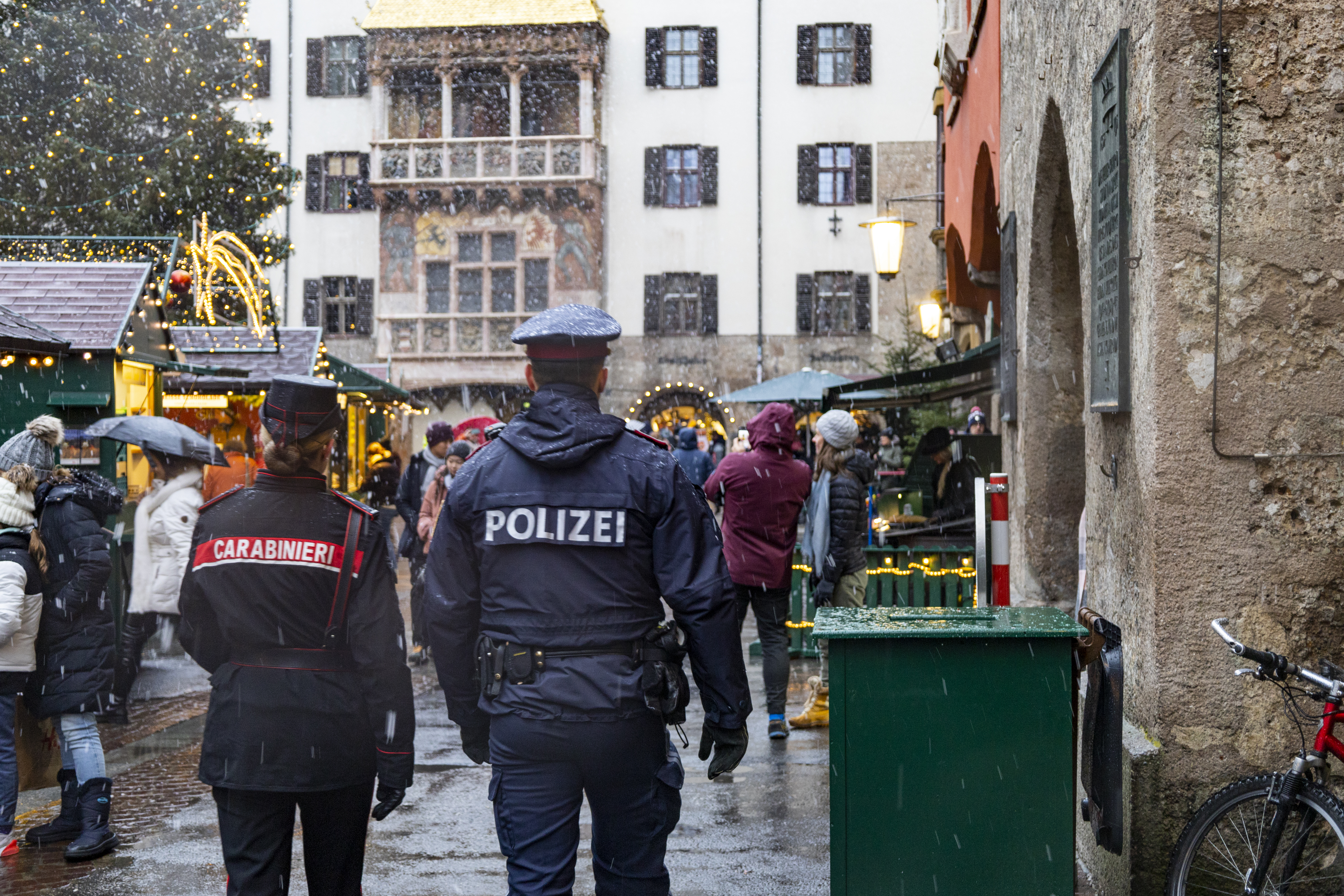 Carabinieri aus Italien und Polizei aus Innsbruck patrouillieren durch den Christkindlmarkt in der Altstadt.