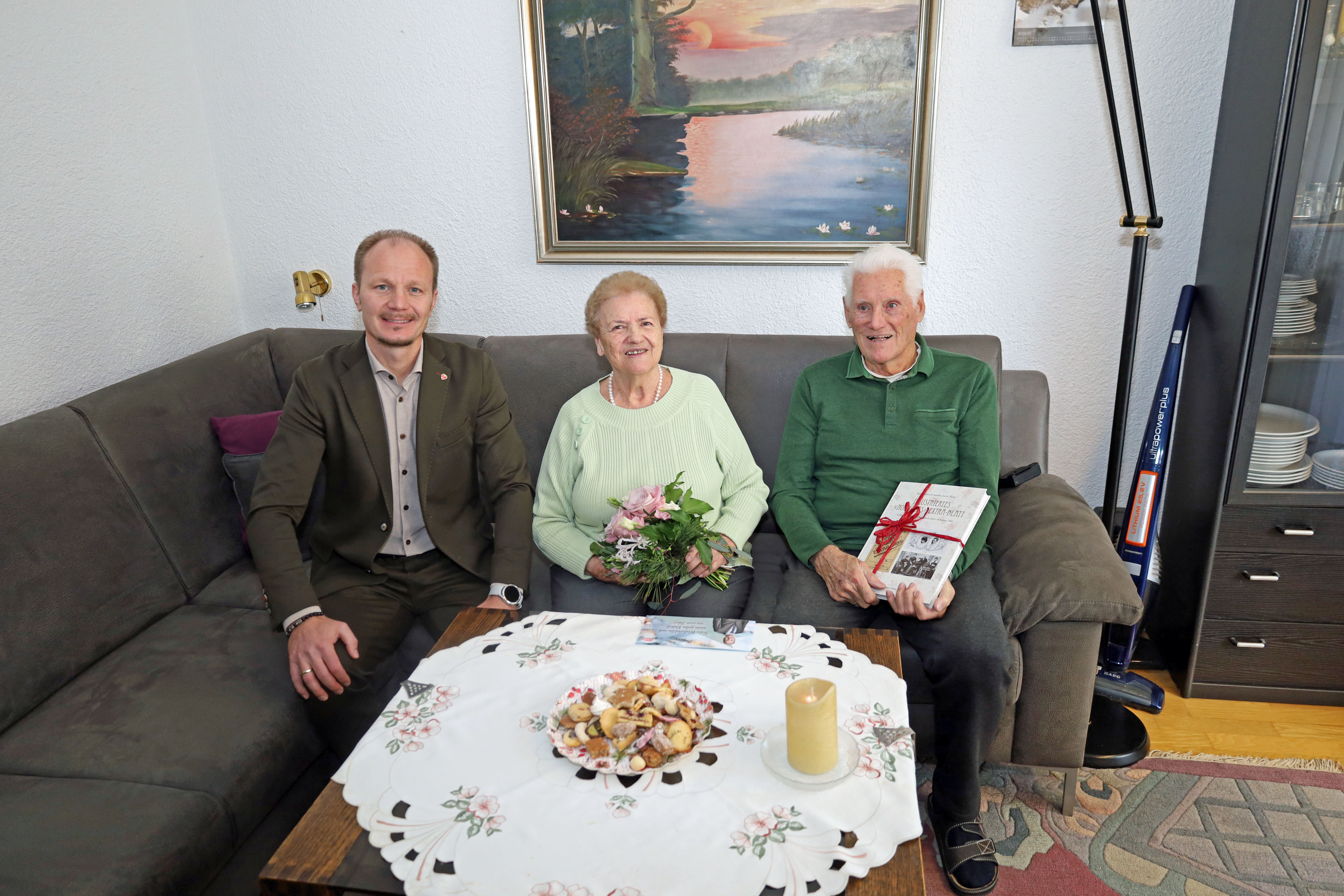 Vizebürgermeister Johannes Anzengruber gratuliert dem Ehepaar Helga und Karl Siess zur Steinernen Hochzeit.