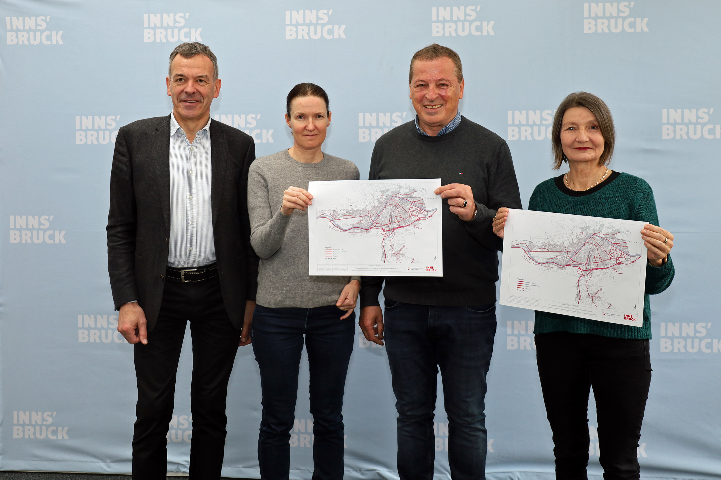 Bei einem Pressegespräch mit Bürgermeister Georg Willi, Doris Stefanon vom Referat Straßenverkehr und Straßenrecht, Gemeinderat Helmut Buchacher und Mobilitätststadträtin Uschi Schwarzl (v.l.) wurden die Ergebnisse der Arbeitsgruppe bzw. die Empfehlungen der zuständigen Fachämter vorgestellt.