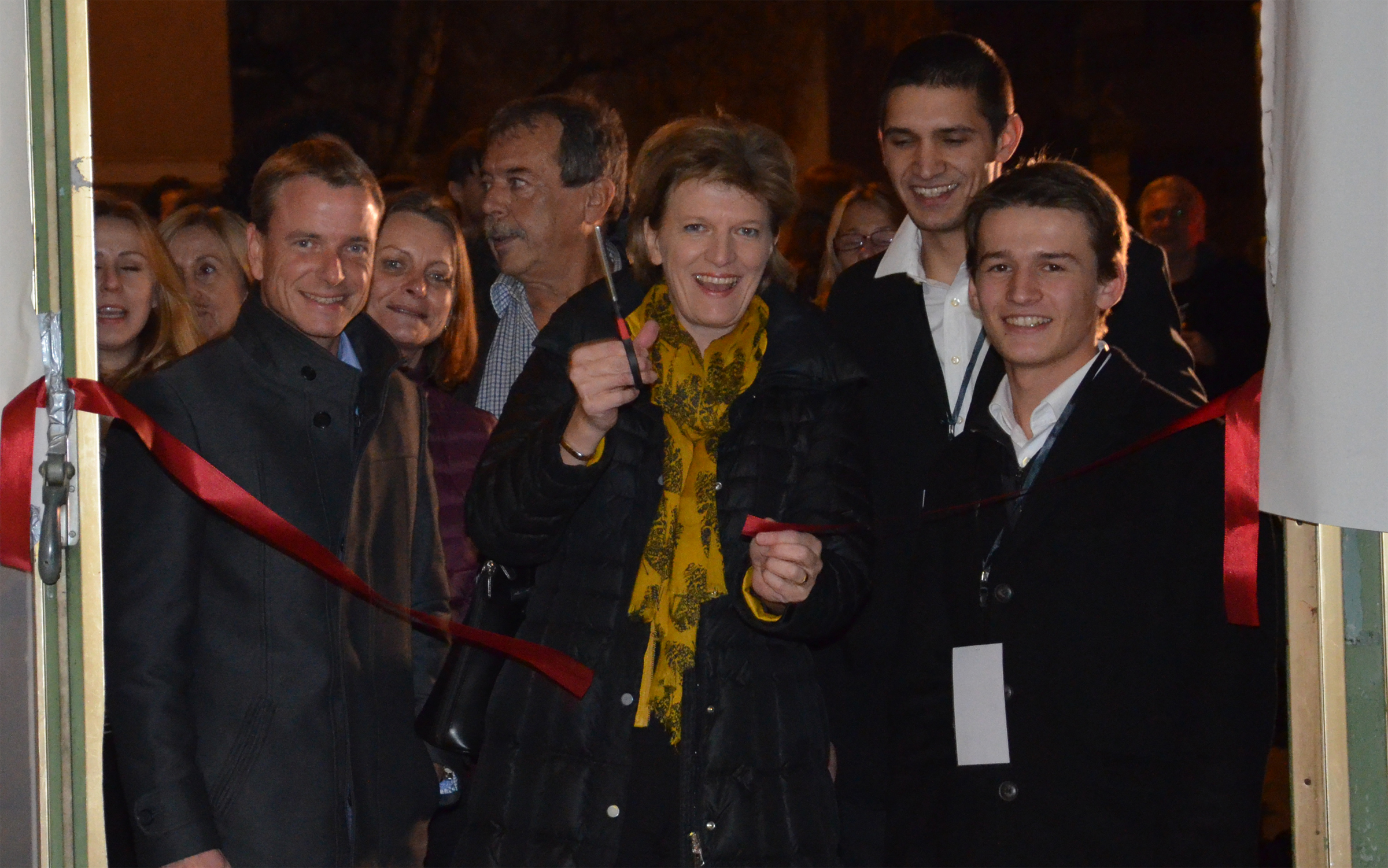 Das Band ist durchgeschnitten, die Junge Talstation feierlich eröffnet: (v.l.) Vizebürgermeister Christoph Kaufmann, Vizebürgermeisterin Sonja Pitscheider, Stadtrat Gerhard Fritz, Bürgermeisterin Christine Oppitz-Plörer und Daniel Schennach, Vorsitzender des Innsbrucker SchülerInnenbeirats, freuen sich über das neue Haus der Jugend.