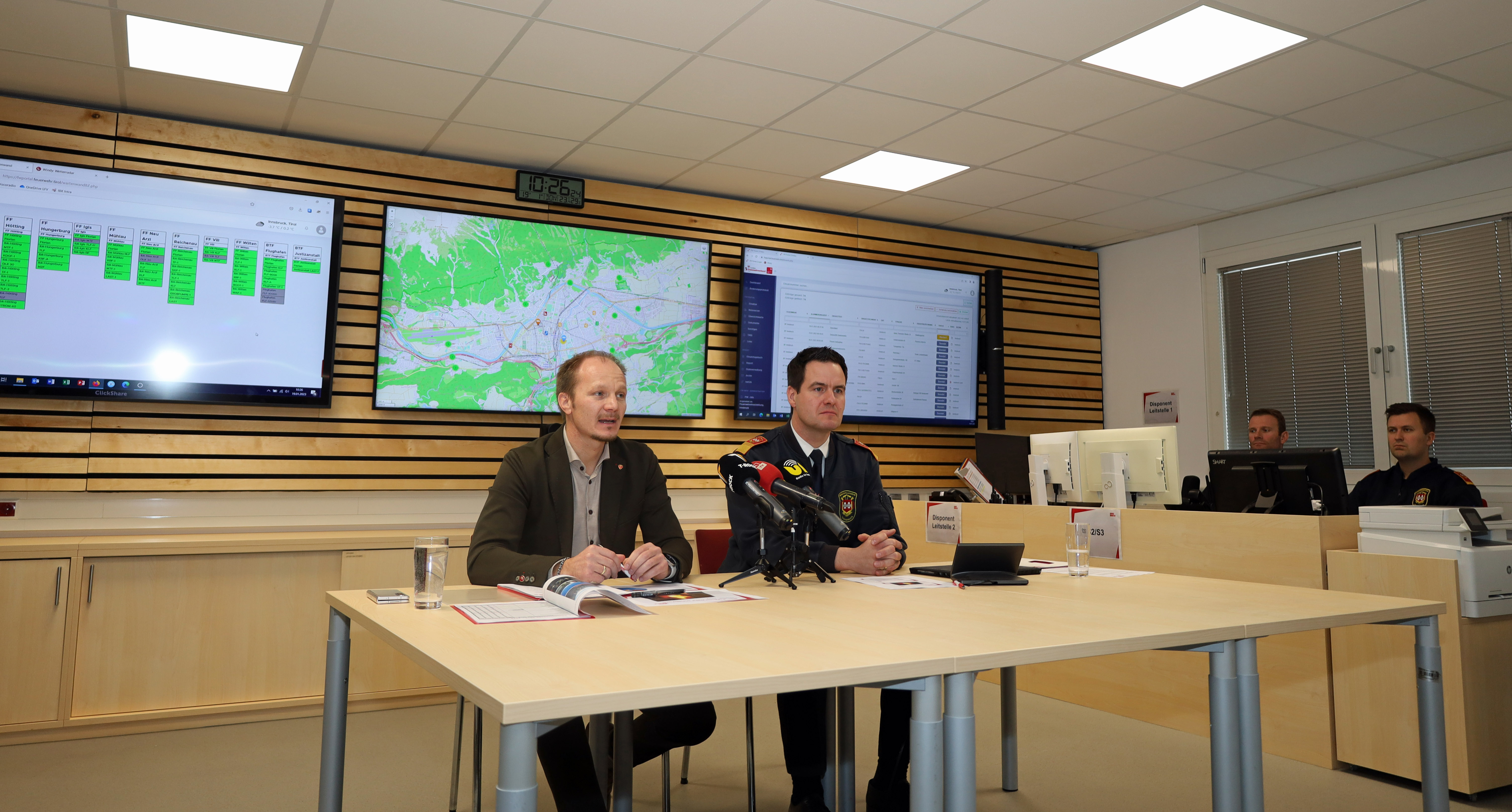 Der neue Einsatzleitungsraum samt moderner Kommunikations- und Koordinationstechnik wird von Vizebürgermeister Johannes Anzengruber und Branddirektor Helmut Hager vorgestellt.