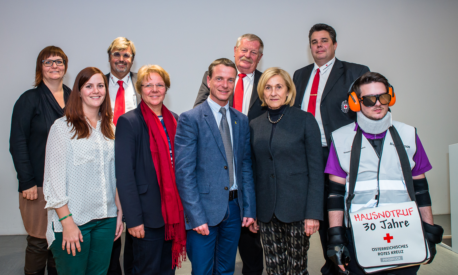 Vertreter der Innsbrucker Stadtregierung rund um Vizebürgermeister Christoph Kaufmann feierten gemeinsam mit Verantwortlichen des österreichischen Roten Kreuzes das 30-jährige Jubiläum des Hausnotrufs.