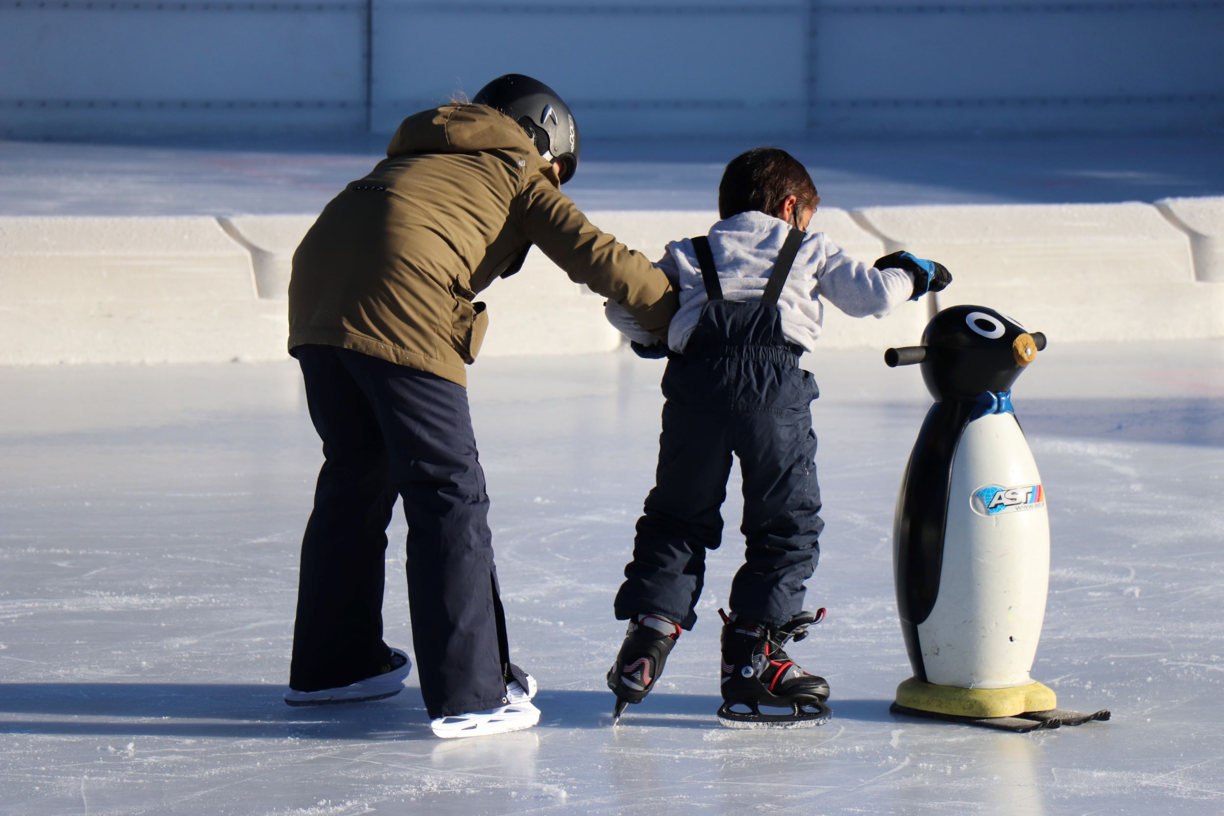 Auch in diesem Jahr können sich Eislauf-Begeisterte von Jung bis Alt im Rahmen von Bewegt am Eis kostenlos auf drei Innsbrucker Kunsteislaufplätzen sowie dem Außeneisring in der Olympiaworld austoben.