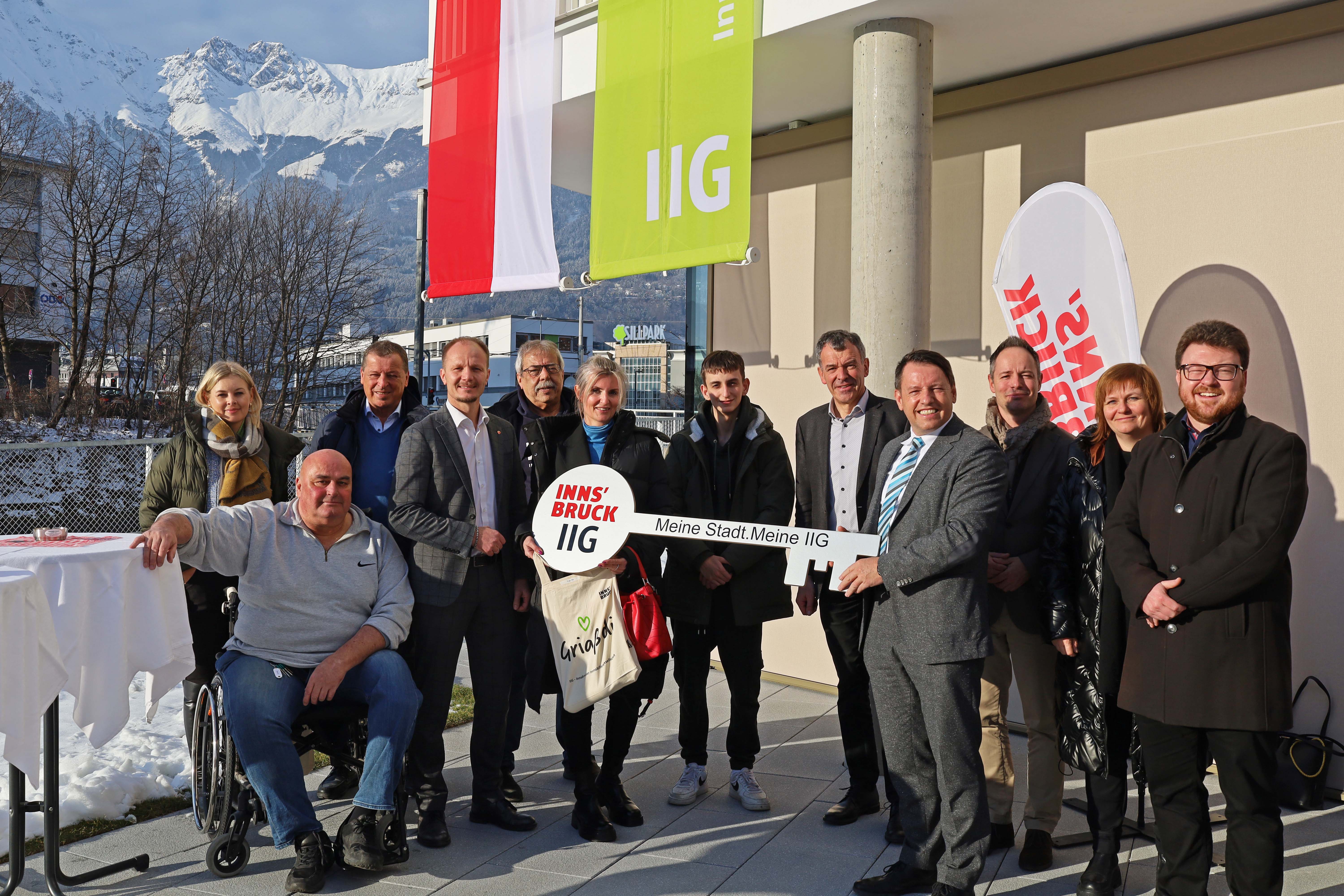 Feierliche Übergabe der Wohnungsschlüssel in der Amraser Straße (v.l.): Bürgermeister Georg Willi (5. v. r.), Vizebürgermeister Markus Lassenberger (3. v. r.) Vizebürgermeister Johannes Anzengruber (4. v. l.), Stadträtin Elisabeth Mayr (l.), IIG-Geschäftsführer Franz Danler (4. v. r), die GemeinderätInnen (v. l.), Helmut Buchacher, Gerhard Fritz, Renate Krammer-Stark und Benjamin Plach, gratulierten den BewohnerInnen (Bildmitte und 2. v. l.) zu ihrem neuen Heim.