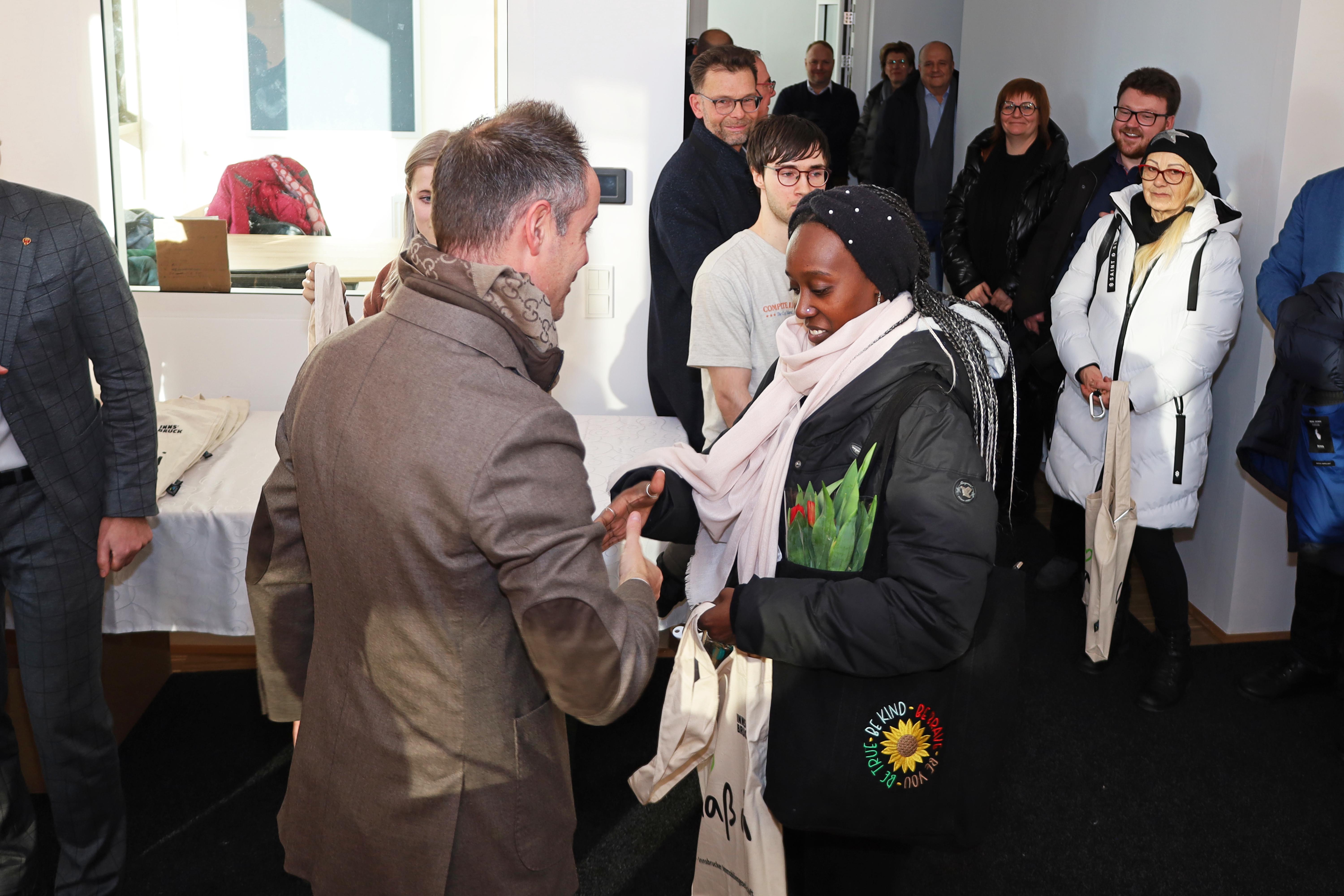 Vizebürgermeister Markus Lassenberger übergab einer Bewohnerin den Hausschlüssel für ihr neues Zuhause.