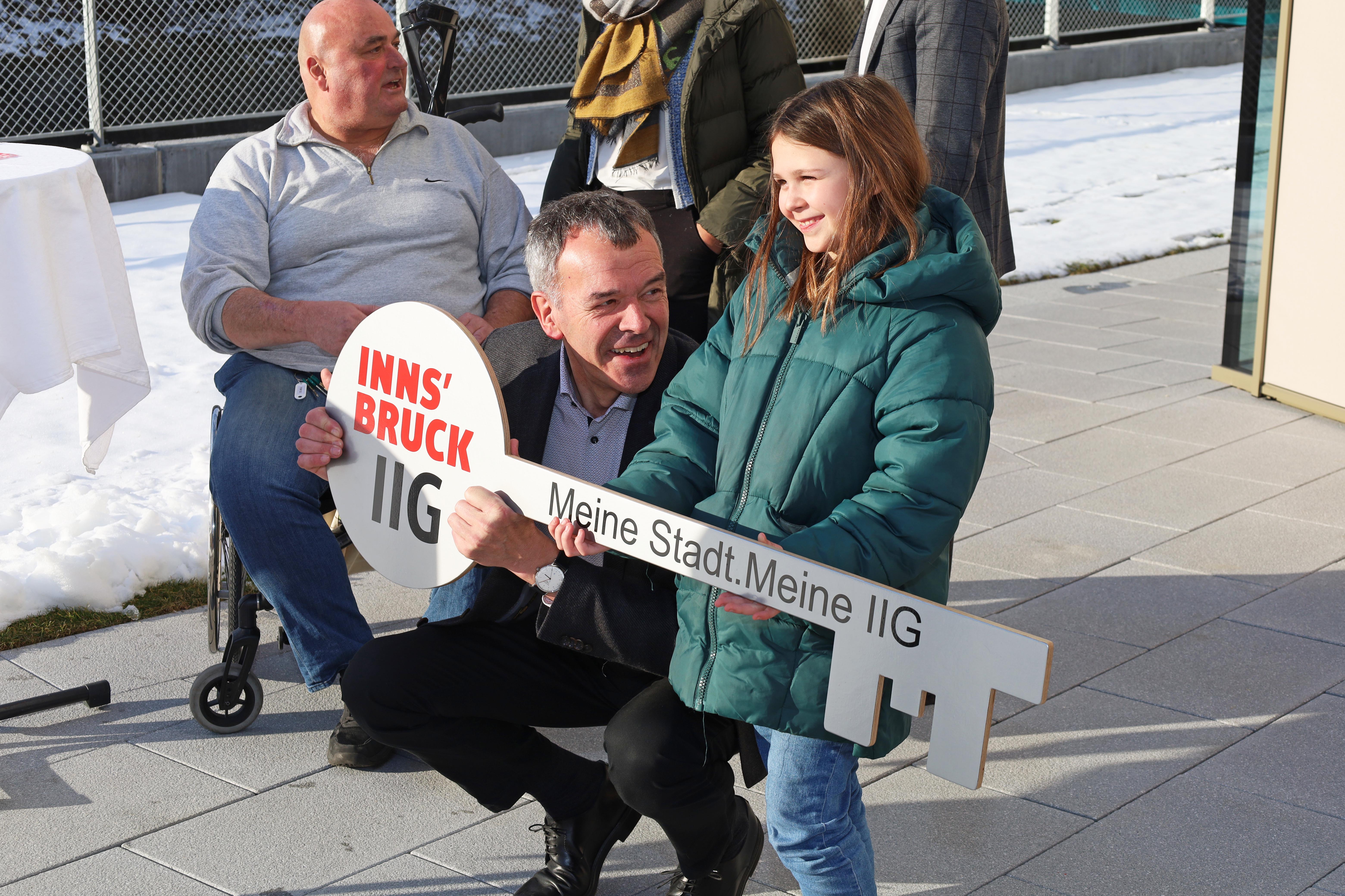 Eine junge Bewohnerin der Amraser Straße 26 nutzte bei der feierlichen Schlüsselübergabe die Gelegenheit, ein Erinnerungsfoto mit dem Innsbrucker Bürgermeister zu machen.
