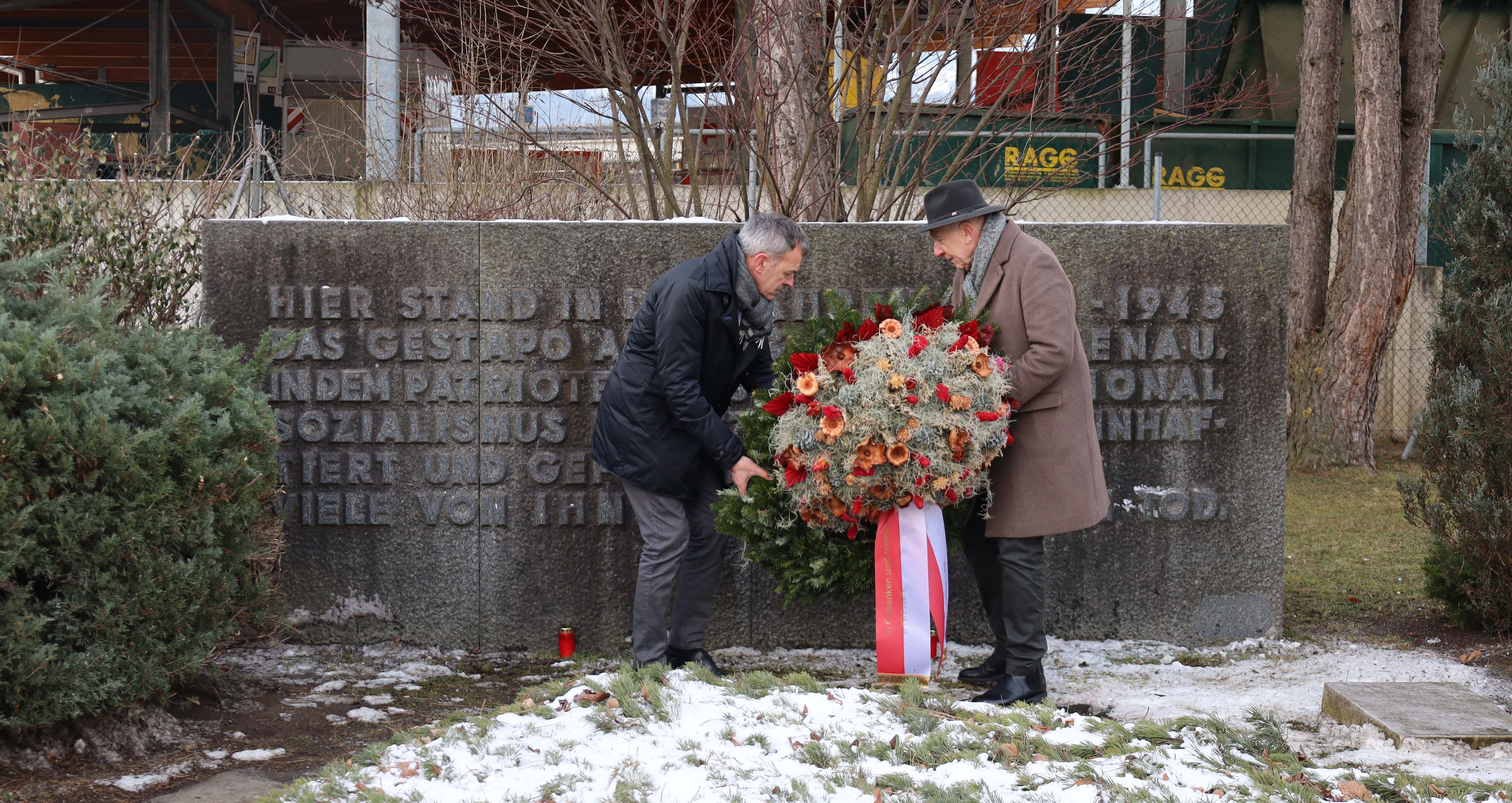 Bürgermeister Georg Willi (l.) und Präsident Günter Lieder (r.) bei der gemeinsamen Kranzniederlegung