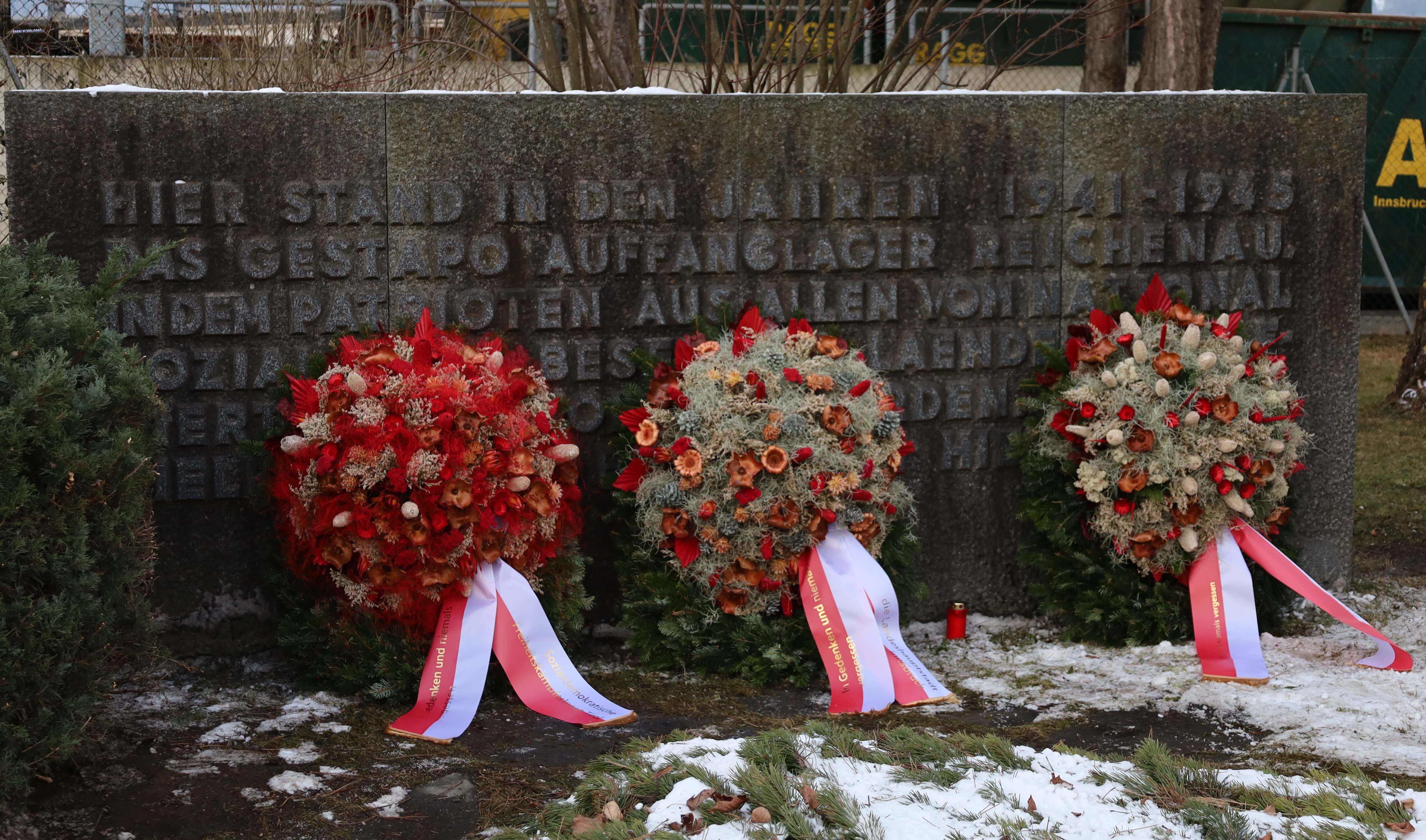 Die Kränze vor dem Mahnmal Reichenau im Gedenken an die Opfer.