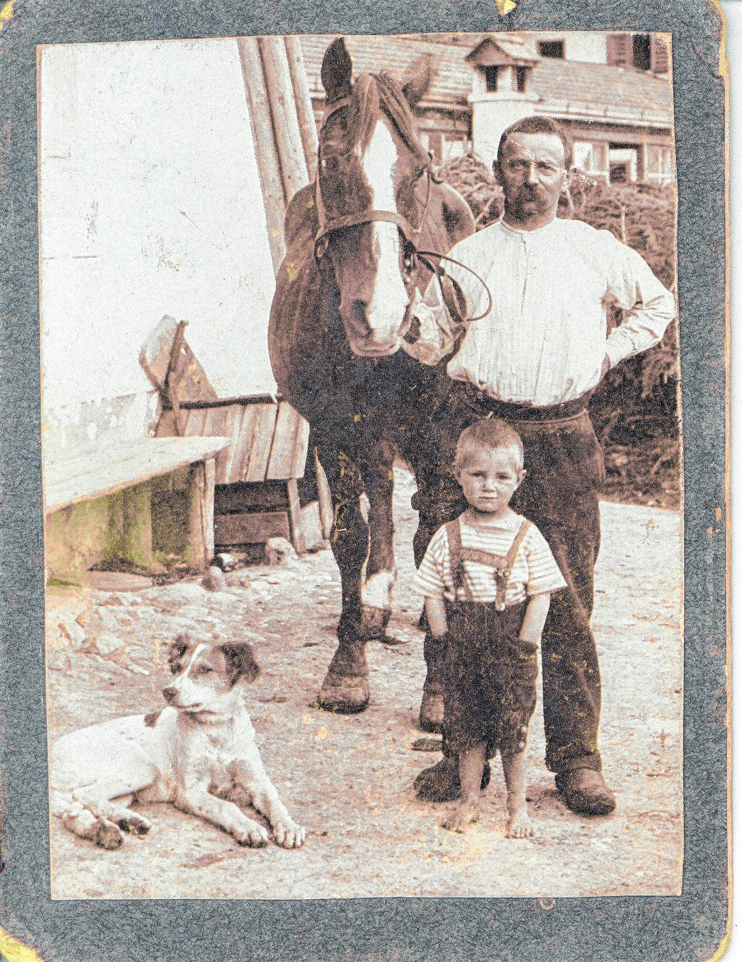 Eines der ausgestellten Fotos zeigt Johann Muglach sen. und jun., aufgenommen ca. 1912.