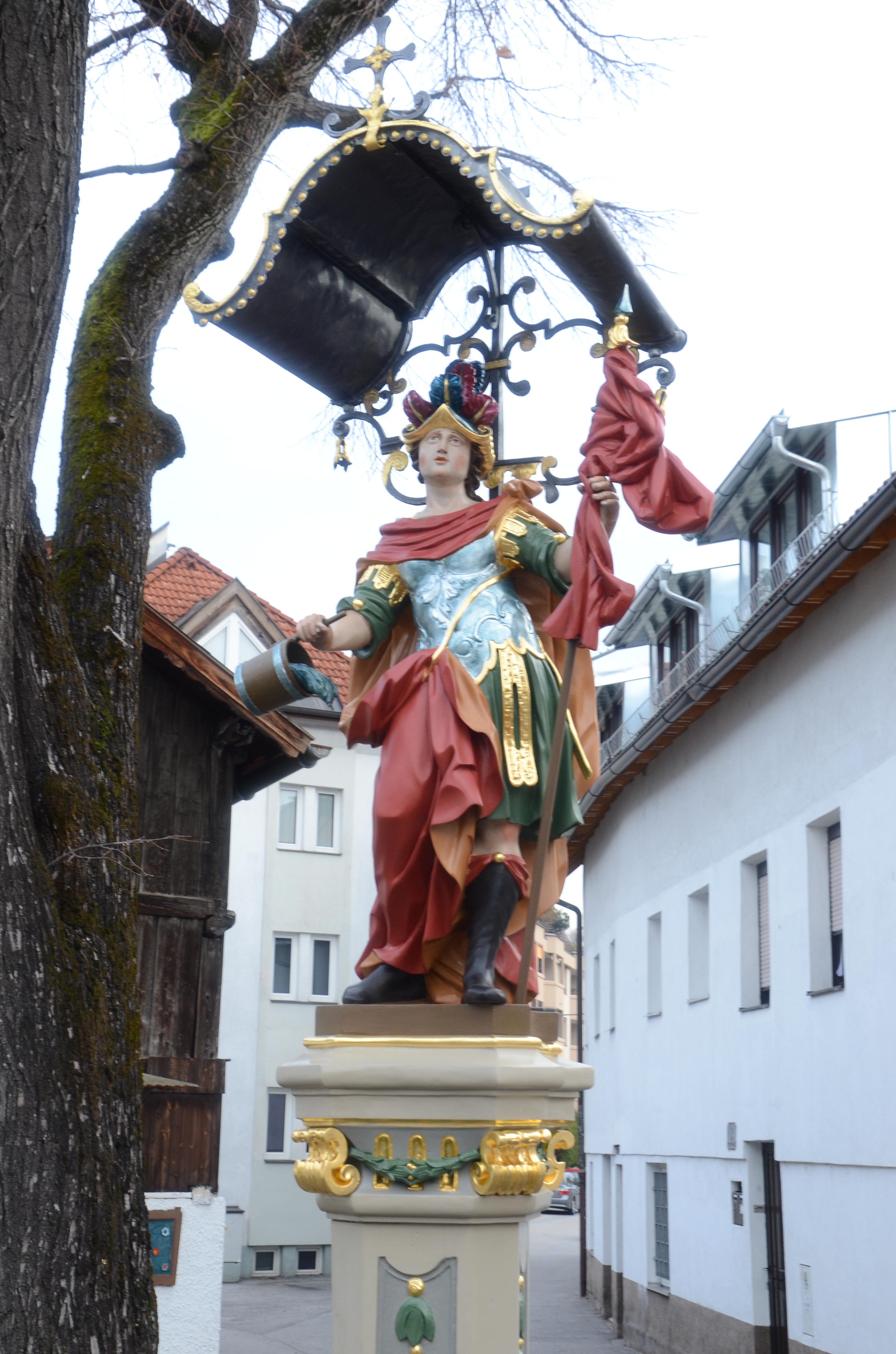 Der heilige Florian erstrahlt in neuem Glanz nach der umfassenden Restaurierung. Branddirektor Erwin Reichel, Vizebürgermeister Christoph Kaufmann und Obmann des Innsbrucker Verschönerungsvereins Hermann Hell begutachten die hervorragende Arbeit.