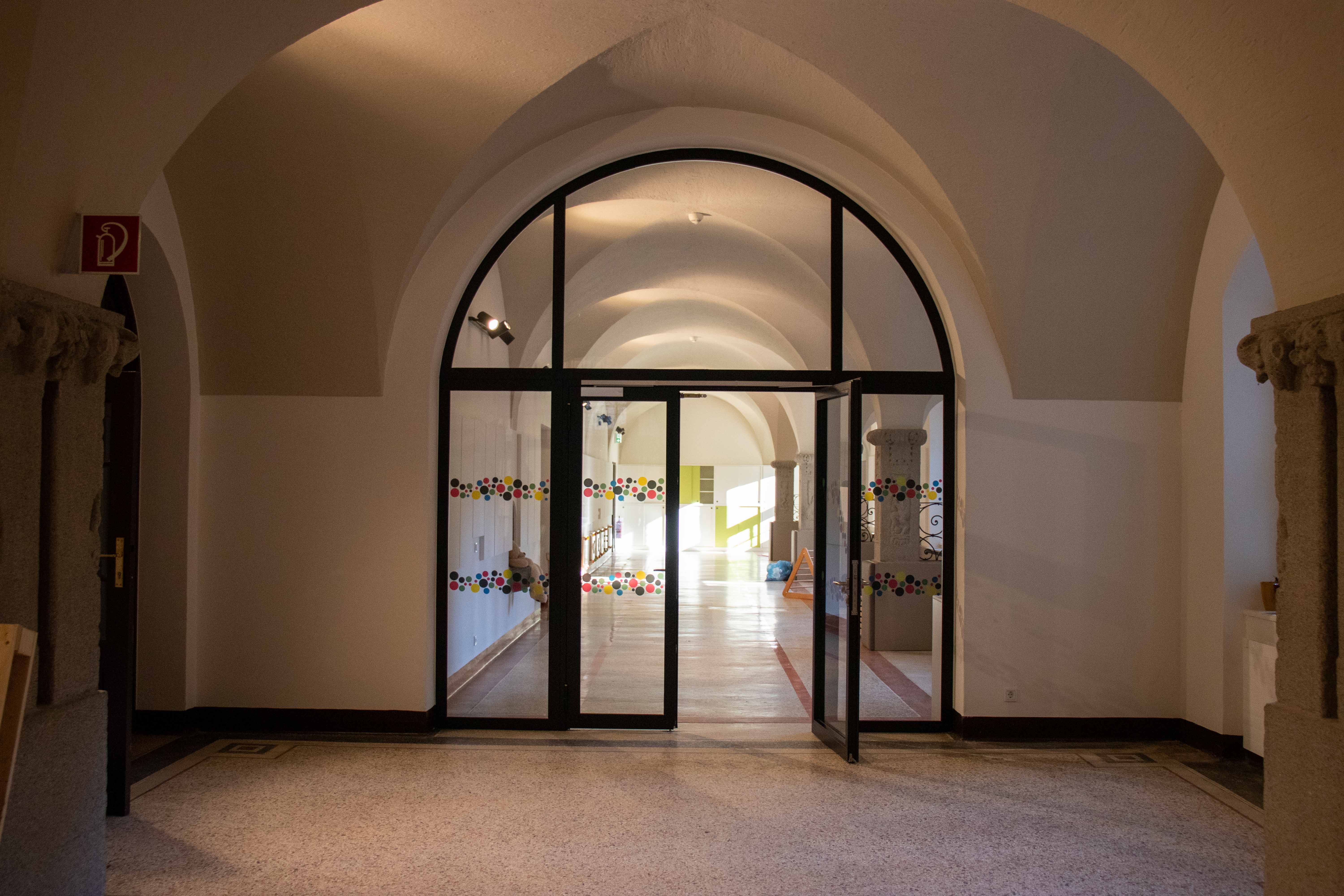 Die denkmalgeschützten Räumlichkeiten der ehemaligen "Müllerschule" wurden zukunftsfit gestaltet und werden nun als Kindergarten und Kinderkrippe genutzt.