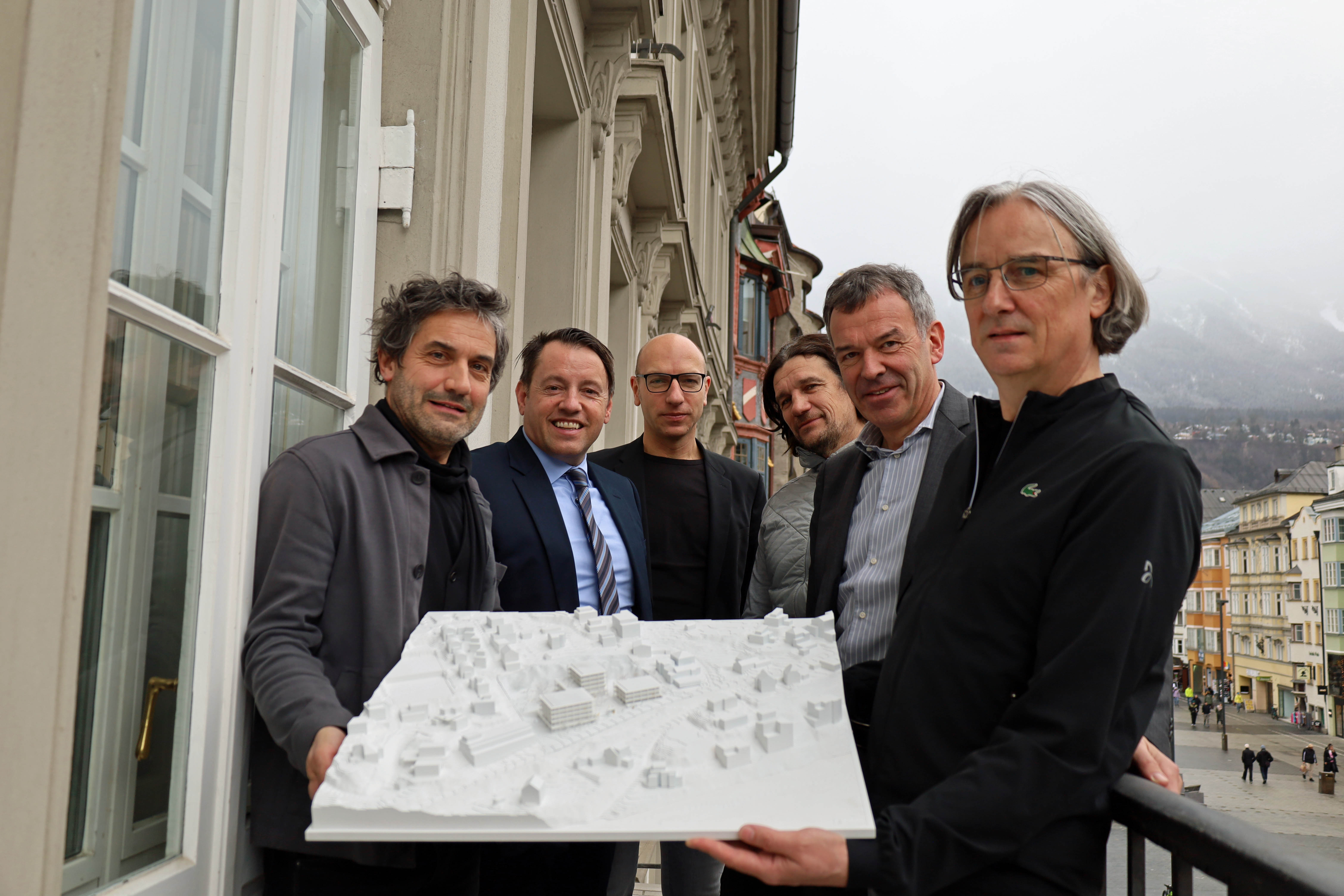Bürgermeister Georg Willi (2.v.r), IIG-Geschäftsführer Franz Danler (2.v.l.), Hanns-Christoph Nägerl (Initiative Baukultur und Lebensraum Hungerburg, 3.v.r.), Amtsvorstand Wolfgang Andexlinger (3.v.l.), Andreas Scharmer (r.) und Florian Schedle (l.) von scharmer-wurnig-architekten mit dem siegreichen Projektentwurf.