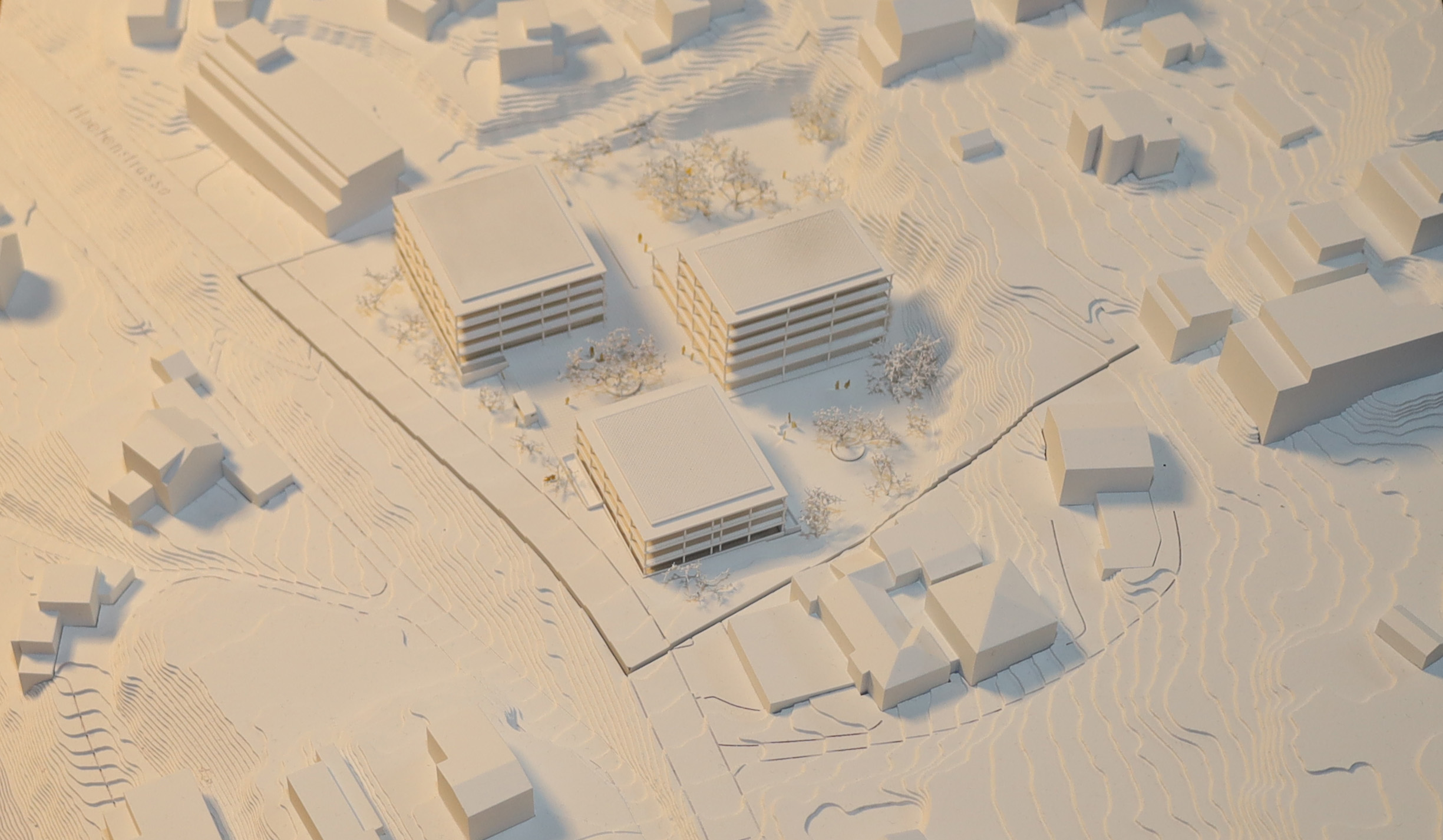 Ein Modell des geplanten dreigliedrigen Holzbaus nach dem Entwurf von scharmer-wurnig-architekten.