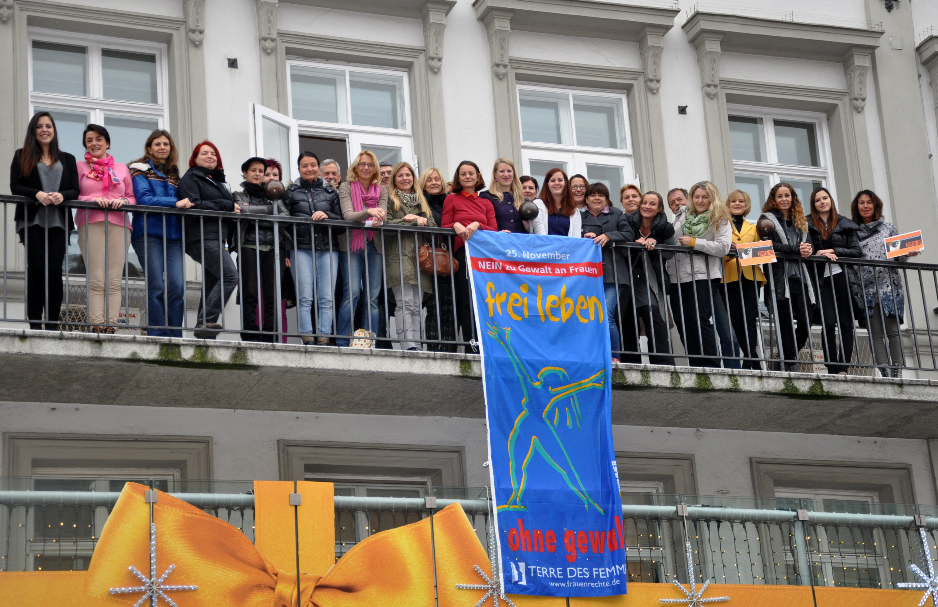 Vizebürgermeisterin Mag.a Sonja Pitscheider hisste gemeinsam mit den anwesenden Gemeinderätinnen und Gemeinderäten, sowie Vertreterinnen der Innsbrucker Frauenorganisationen die „Frei leben ohne Gewalt“-Flagge am Balkon des Rathauses in der Maria-Theresien-Straße.