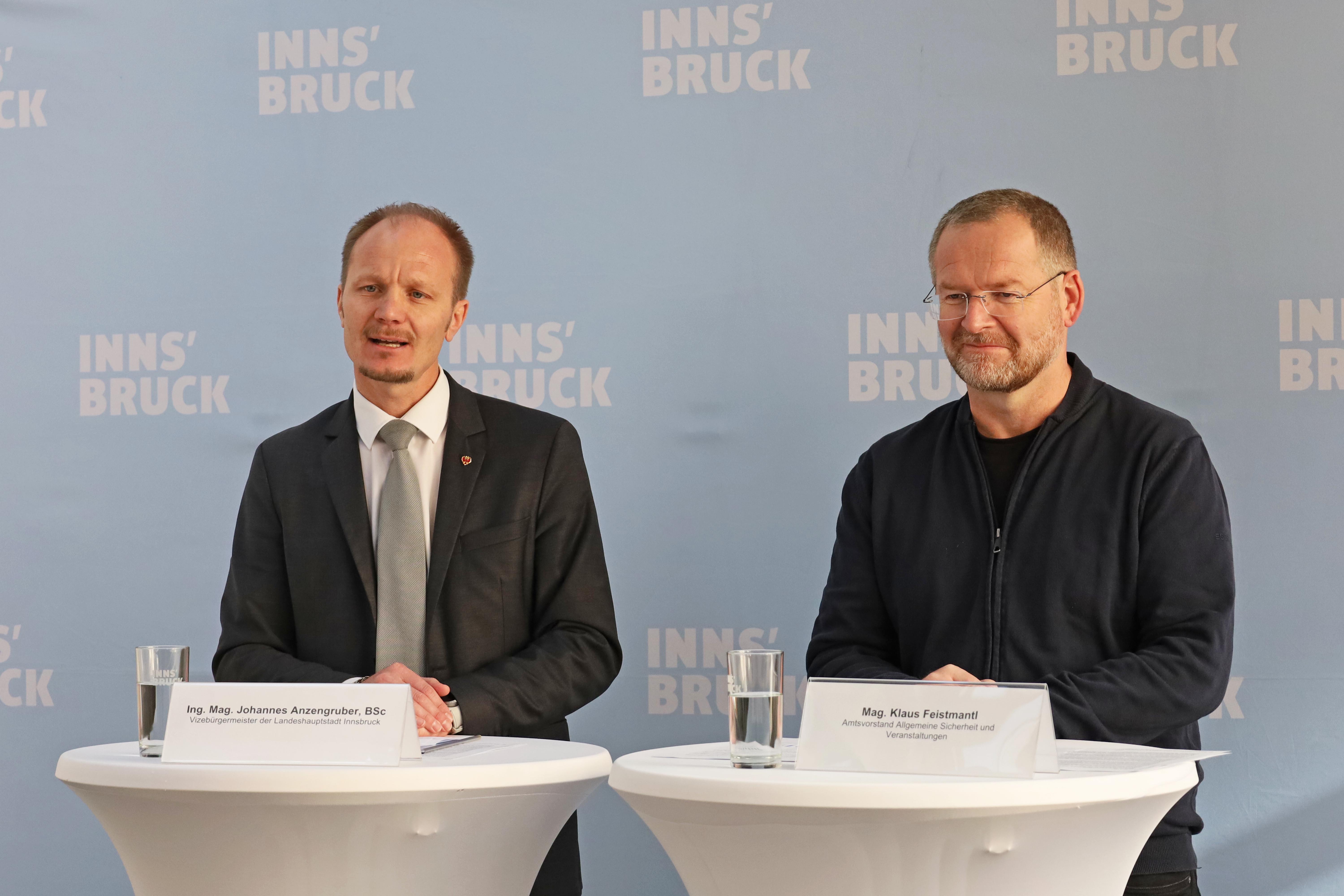 Vizebürgermeister Johannes Anzengruber und Amtsvorstand Klaus Feistmantl (r.) präsentieren die Einsatzzahlen aus dem Vorjahr.