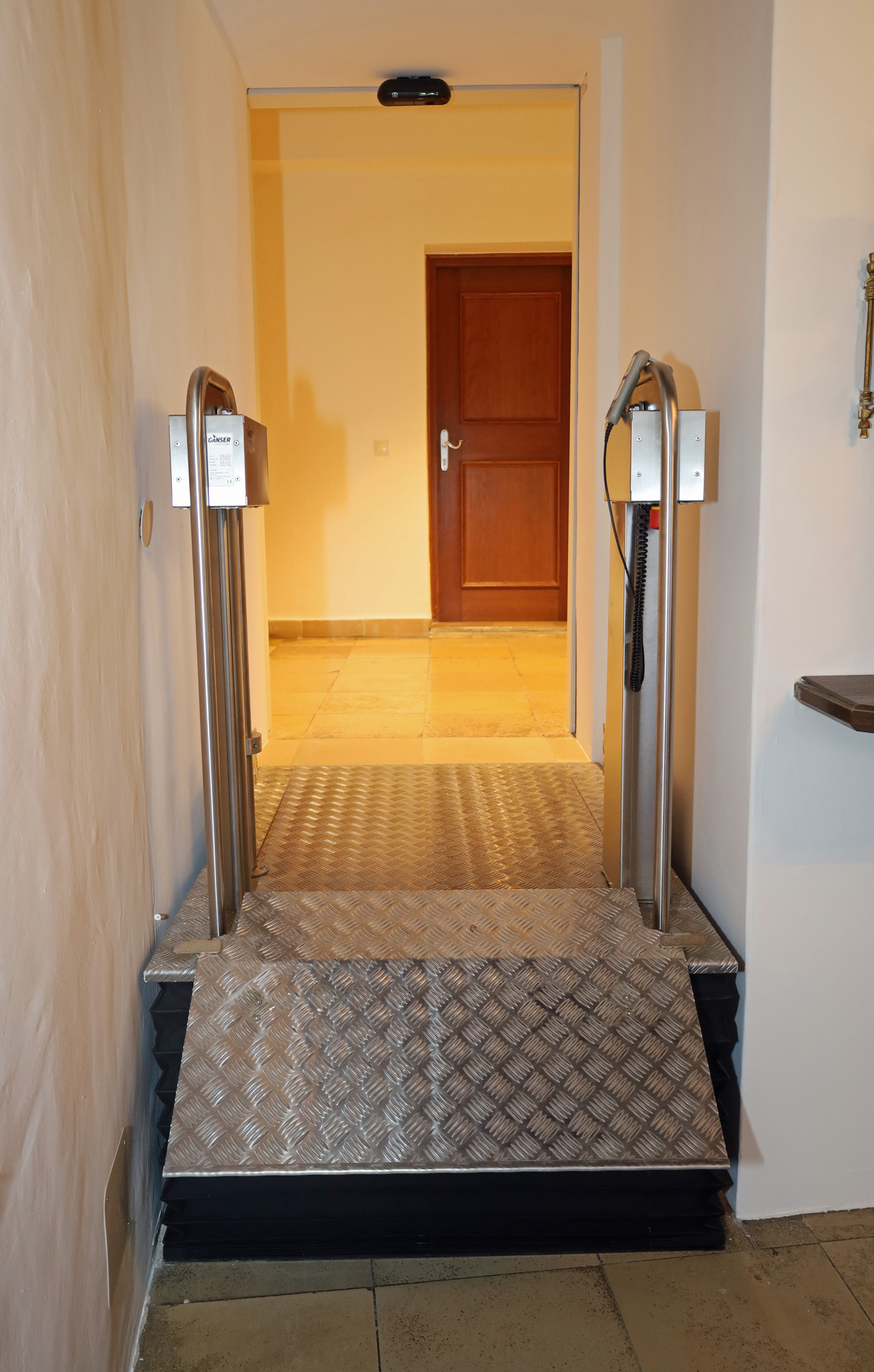 Die neue Plattformhebebühne wurde im Vorraum des Trausaals installiert.