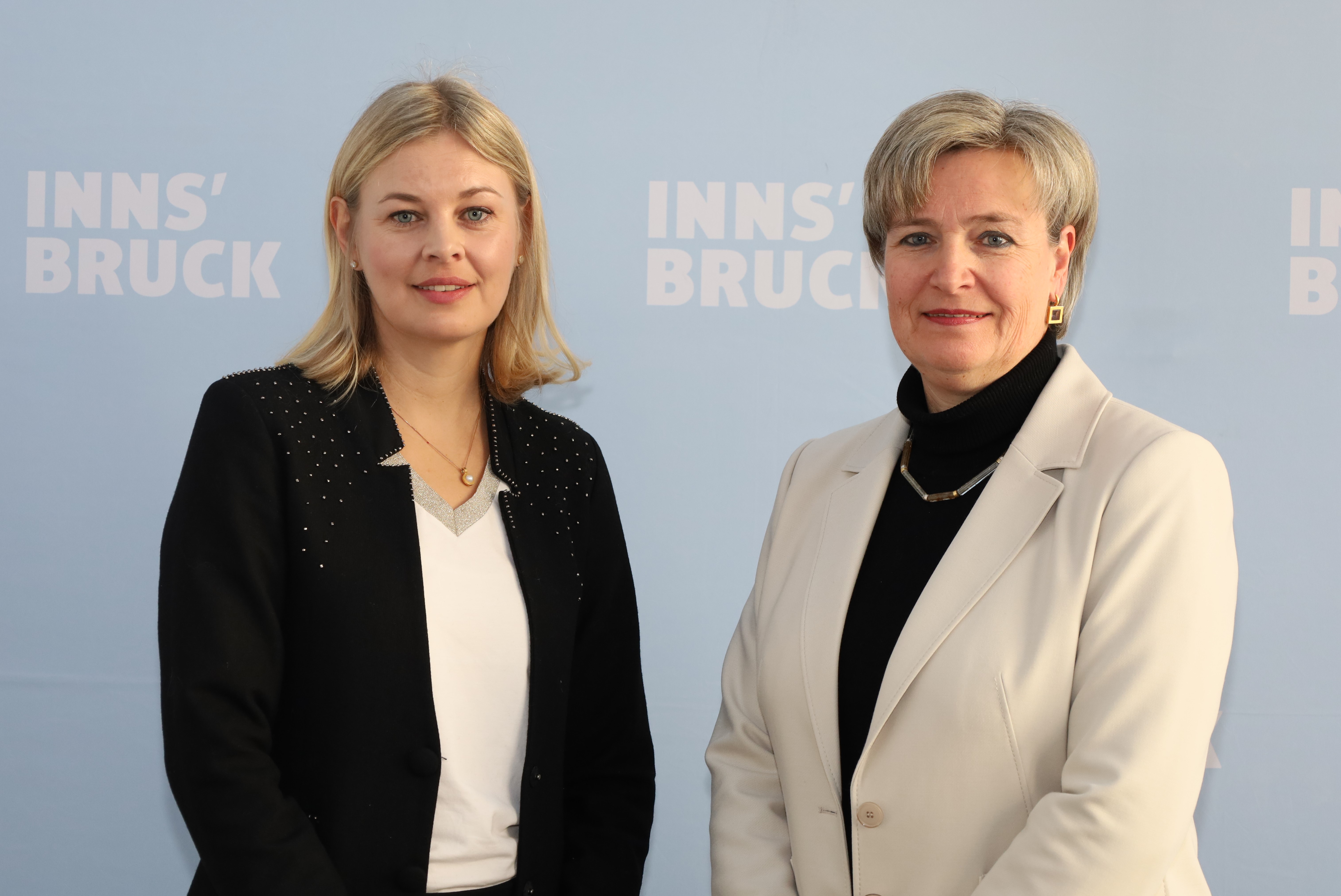 Die Stadt Innsbruck setzt sich für bessere Rahmenbedingungen für die Arbeit von PädagogInnen und AssistentInnen ein. Bildungsstadträtin Elisabeth Mayr und Abteilungsleiterin Birgit Neu (re.) stellten am 10. Februar geplante Konzepte vor.