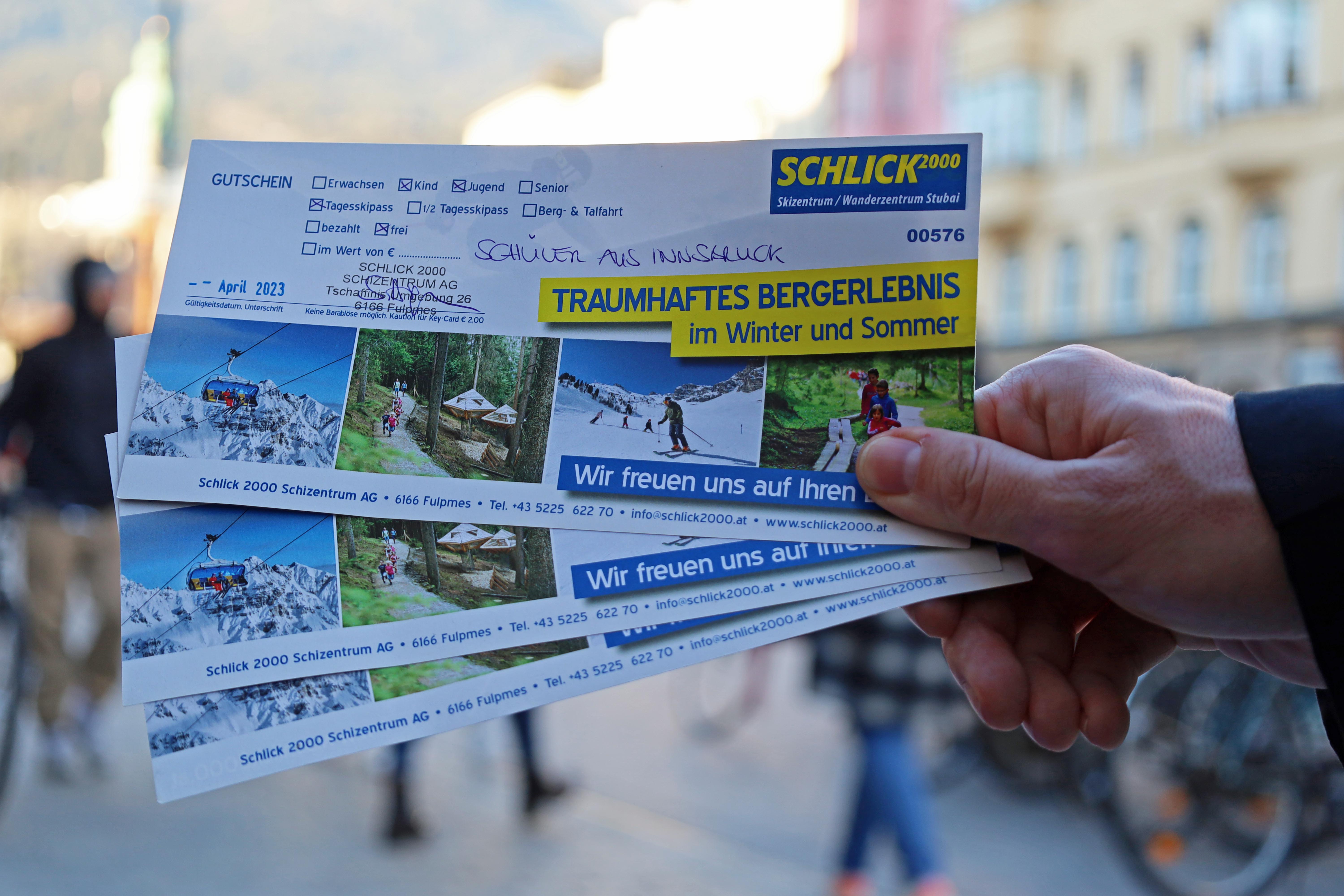 Das städtische Amt für Kinder- und Jugendhilfe verteilt die Tagesskipässe zugunsten der Pflege- und Adoptivkinder.