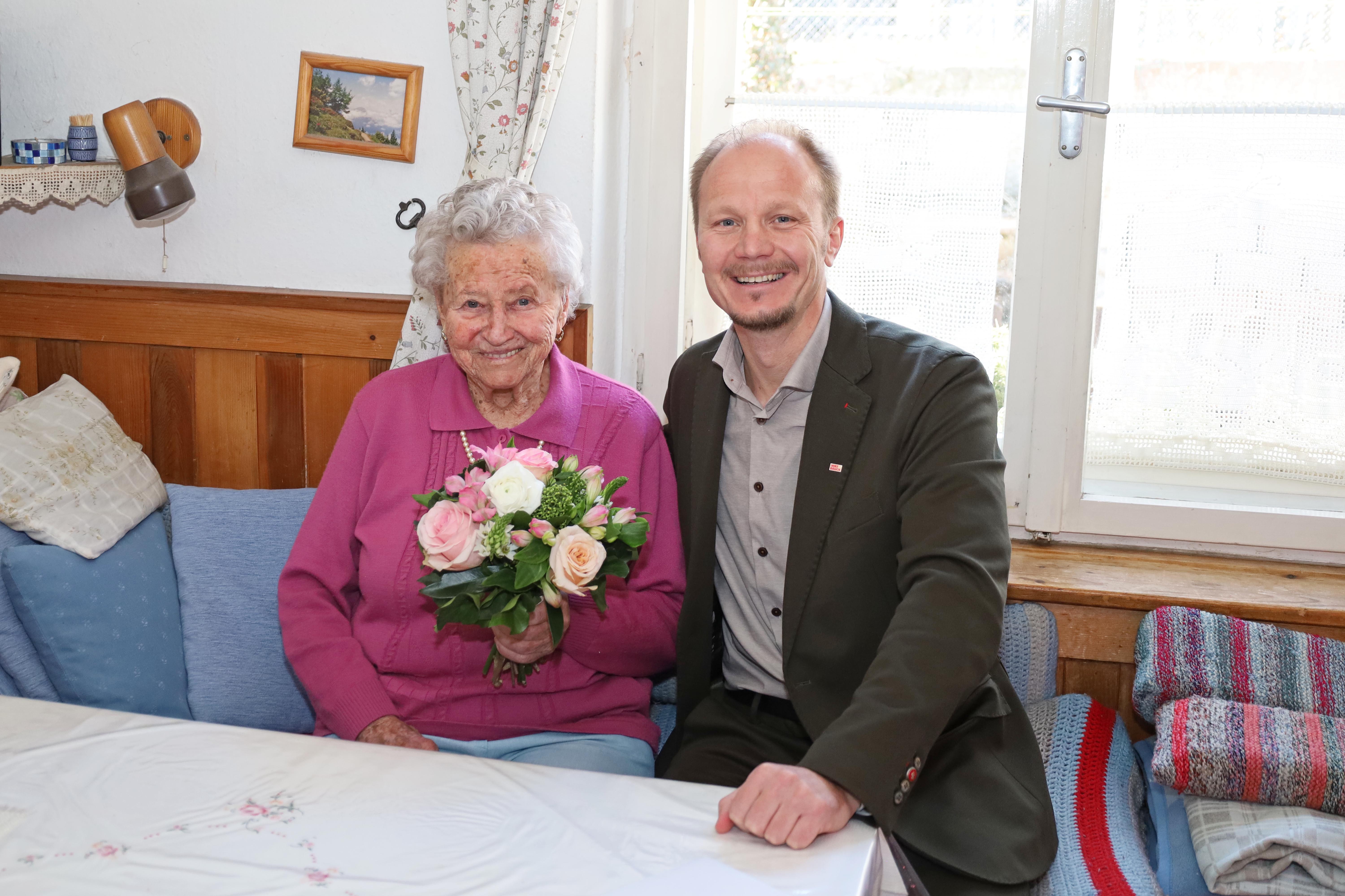 Vizebürgermeister Johannes Anzengruber besuchte in Hötting die Jubilarin Maria Anna Moser.