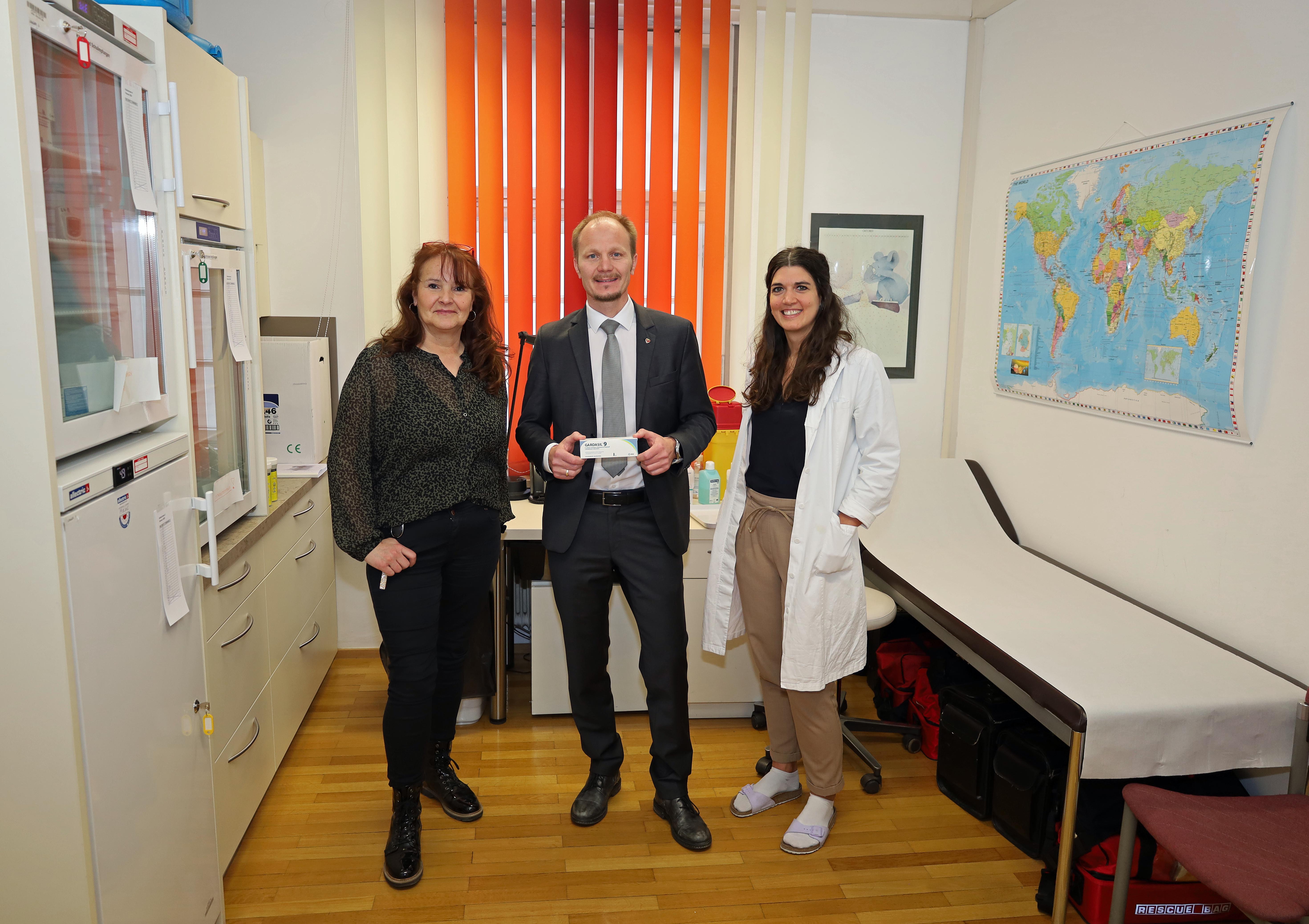 Vizebürgermeister Johannes Anzengruber mit zwei Mitarbeiterinnen des städtischen Gesundheitsamtes und dem HPV-Impfstoff.