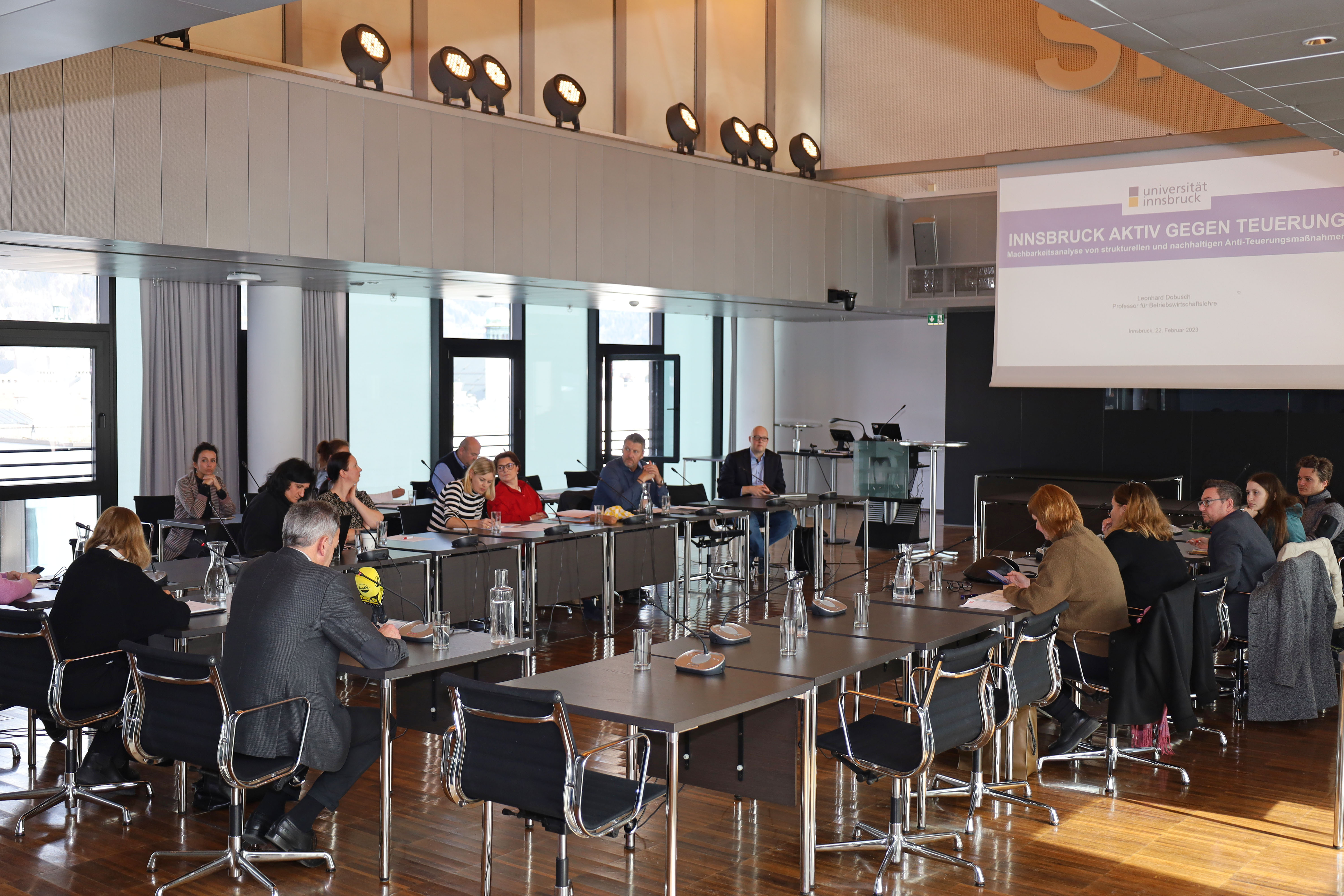 Mitglieder des Innsbrucker Stadtsenats und Gemeinderates sowie VertreterInnen der städtischen Ämter und Medien fanden sich im Plenarsaal des Rathauses zur Präsentation der Machbarkeitsstudie „Innsbruck Aktiv gegen Teuerung" ein.
