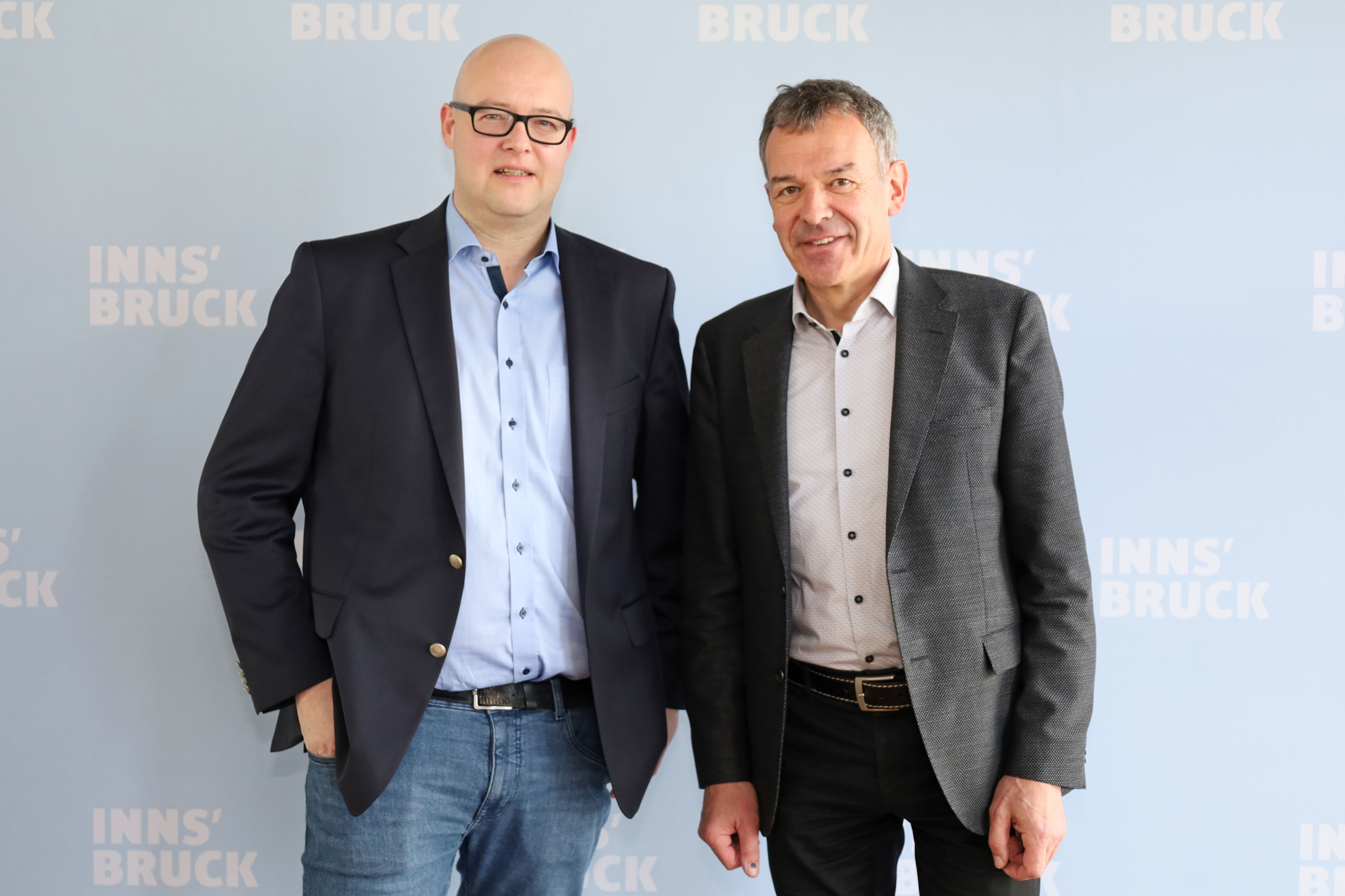 Bürgermeister Georg Willi (r.) hatte die Studie bei Univ.-Prof. Dr. Leonhard Dobusch von der Universität Innsbruck in Auftrag gegeben.